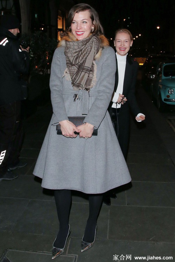 米拉・乔沃维奇(Milla Jovovich)生活照,裸腿,高跟(highheels),长腿,黑丝(pantyhose stocking),性感照,性感短裙(upskirt)[10]
