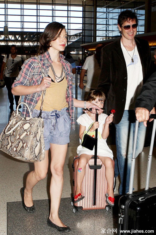 米拉・乔沃维奇(Milla Jovovich)生活照,裸腿,高跟(highheels),长腿,黑丝(pantyhose stocking),性感照,性感短裙(upskirt)[12]