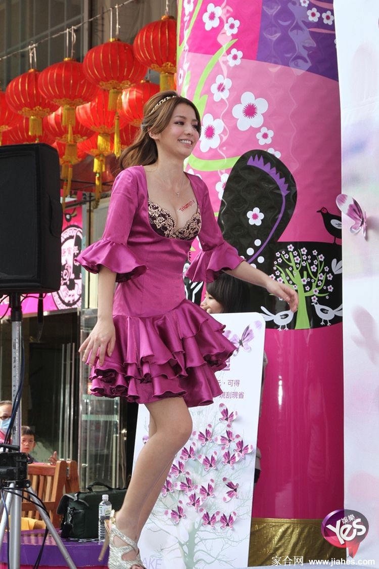 李毓芬美腿,李毓芬肉丝,李毓芬大长腿,李毓芬现场照,李毓芬白丝袜,李毓芬牛仔裤,李毓芬性感照[8]