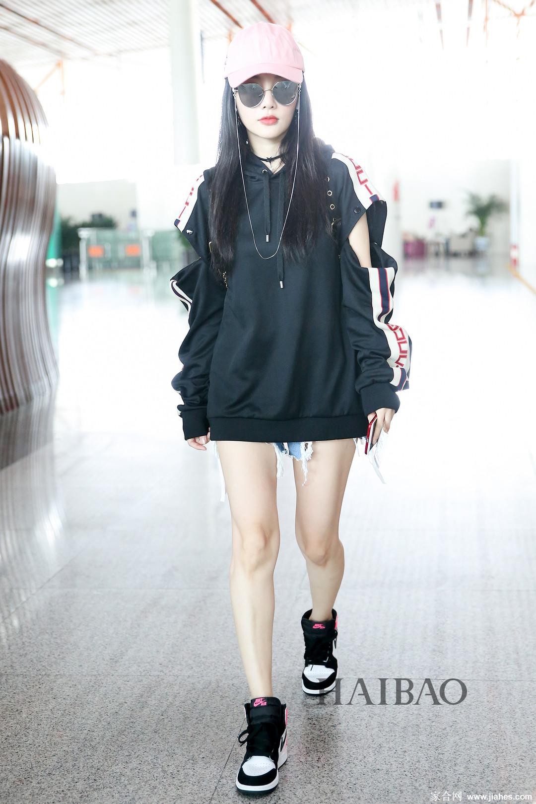 李小璐生活照,李小璐裸腿,李小璐高跟,李小璐长腿,李小璐黑丝,李小璐性感照,李小璐性感短裙[6]