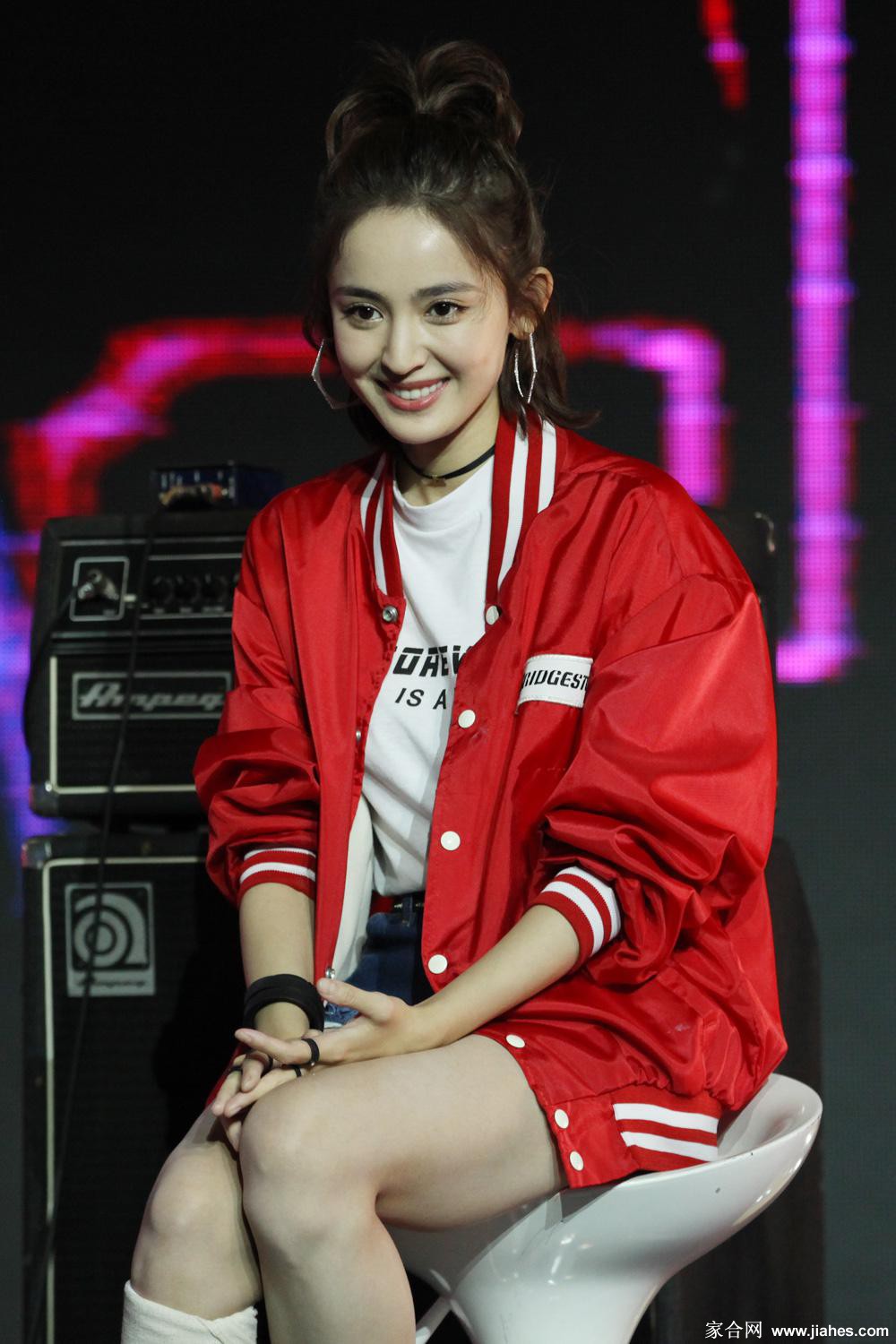 古力娜扎美脚,古力娜扎厚丝袜,古力娜扎下半身,古力娜扎黑皮裤,古力娜扎美腿炮架,古力娜扎紧身裤[9]