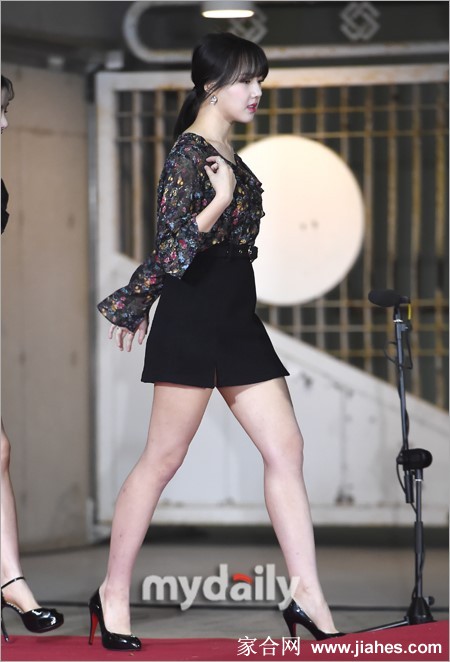 金韶情肉色丝袜,金韶情黑丝袜,金韶情高跟,金韶情超短裙,金韶情美腿,金韶情性感照,金韶情素颜照,金韶情生活照[7]