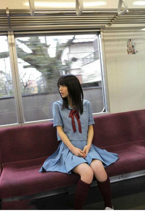 逢泽莉娜高中时代清纯可人的学生装[9]