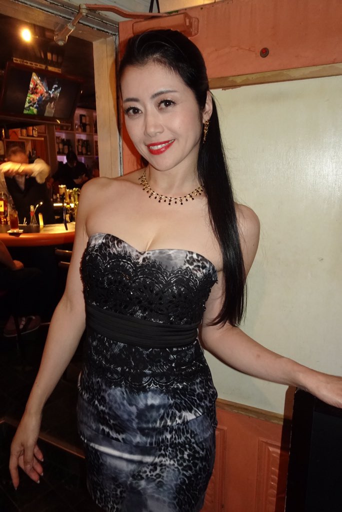 美熟女北条麻妃黑丝袜美腿短裙性感照[4]