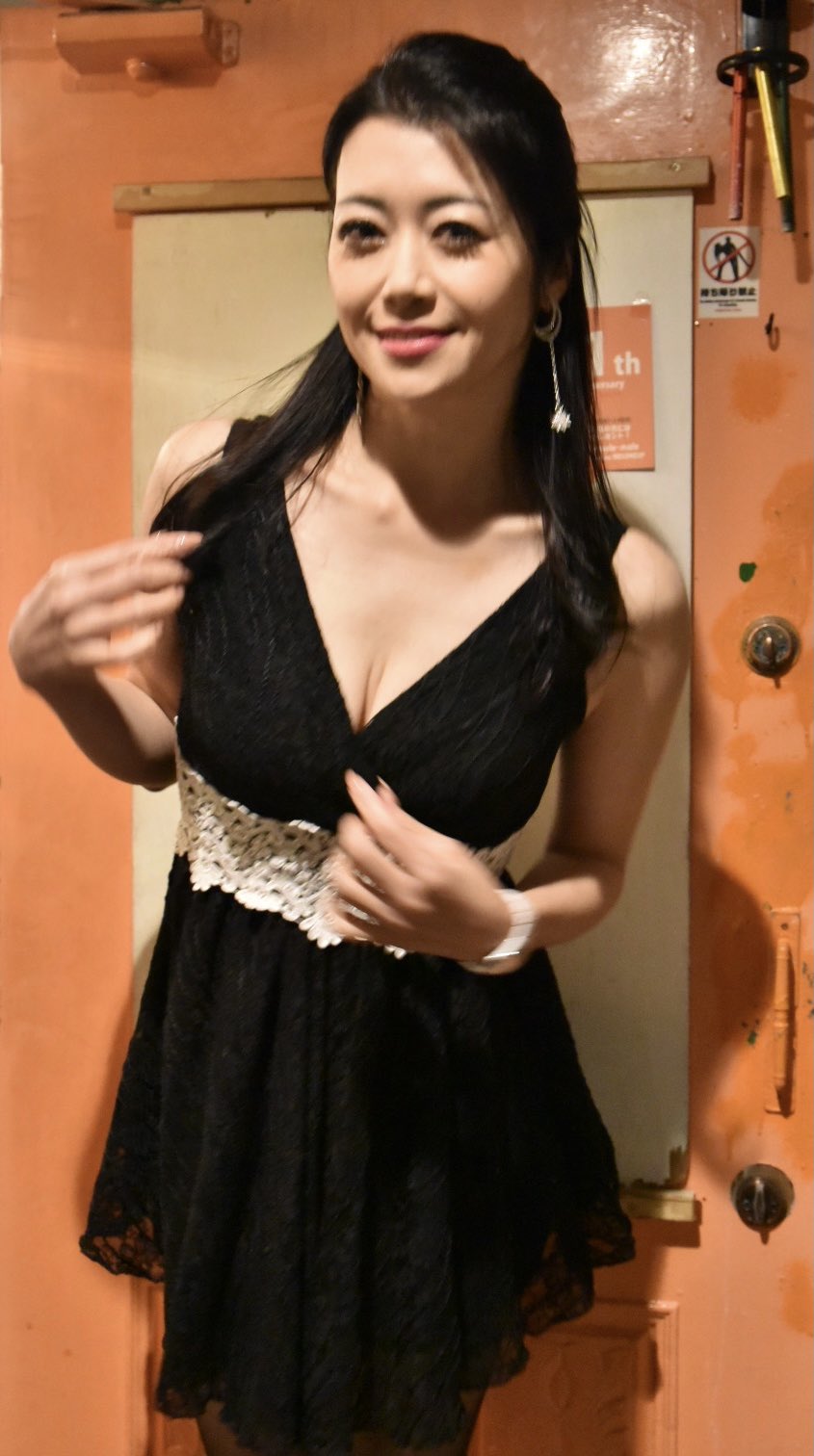美熟女北条麻妃黑丝袜美腿短裙性感照[9]