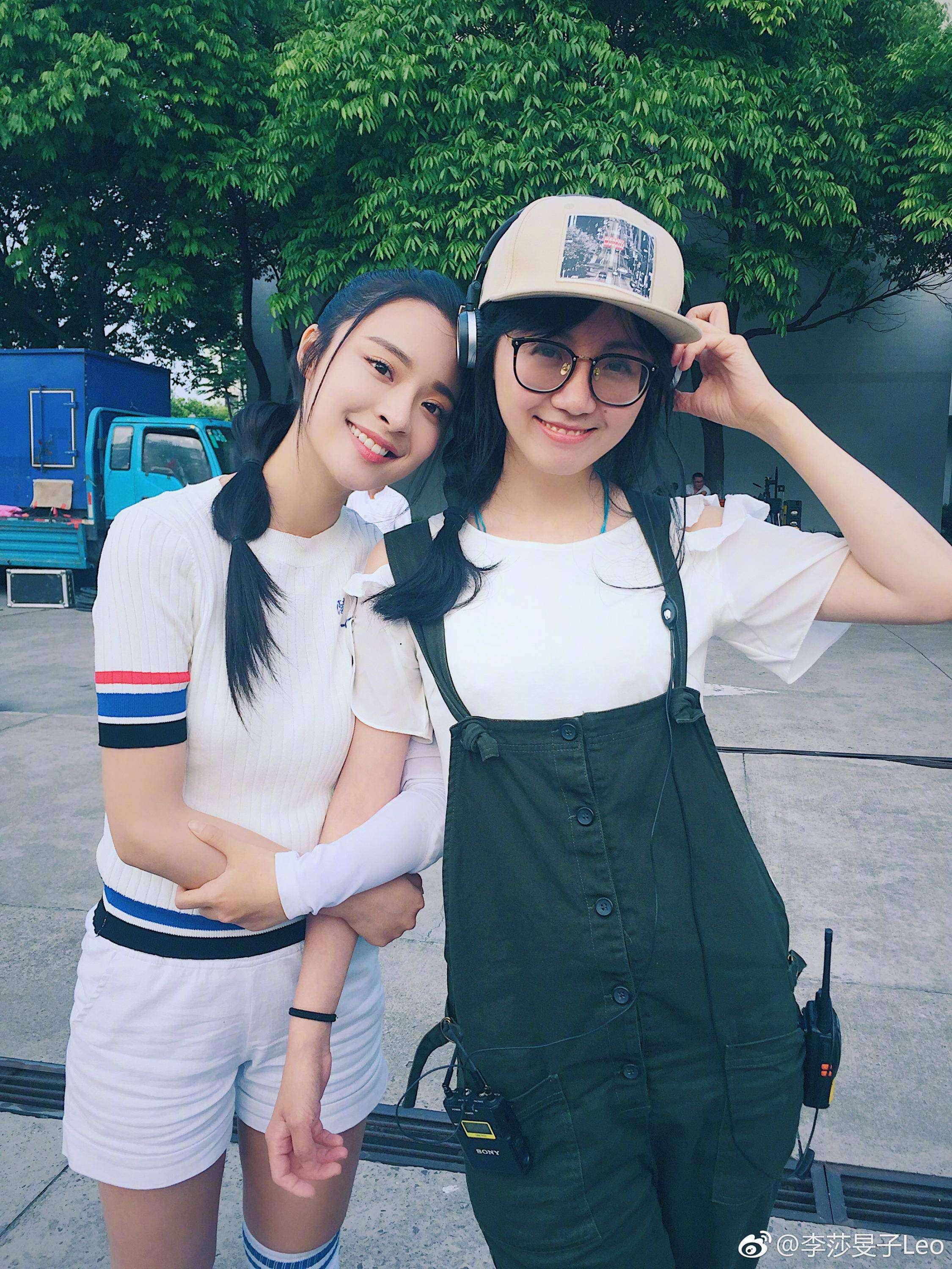 湖南卫视女主持人(主播)李莎旻子白色丝袜运动鞋写真图片[2]