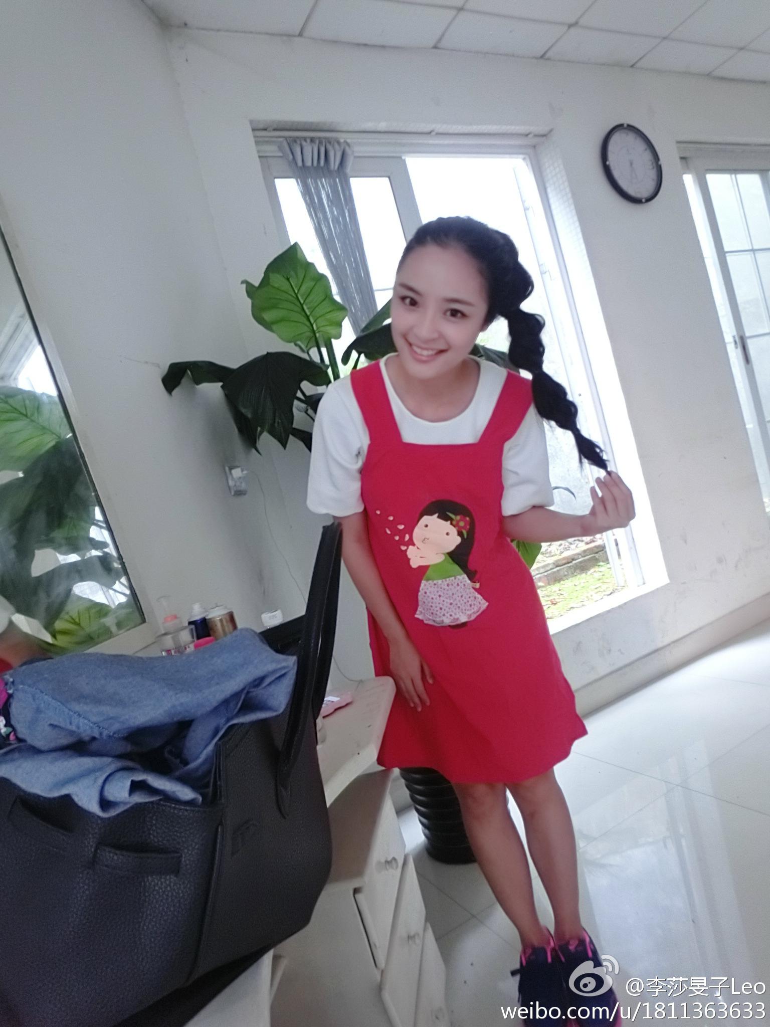 湖南卫视女主持人(主播)李莎旻子短裤长腿运动鞋写真图片[8]