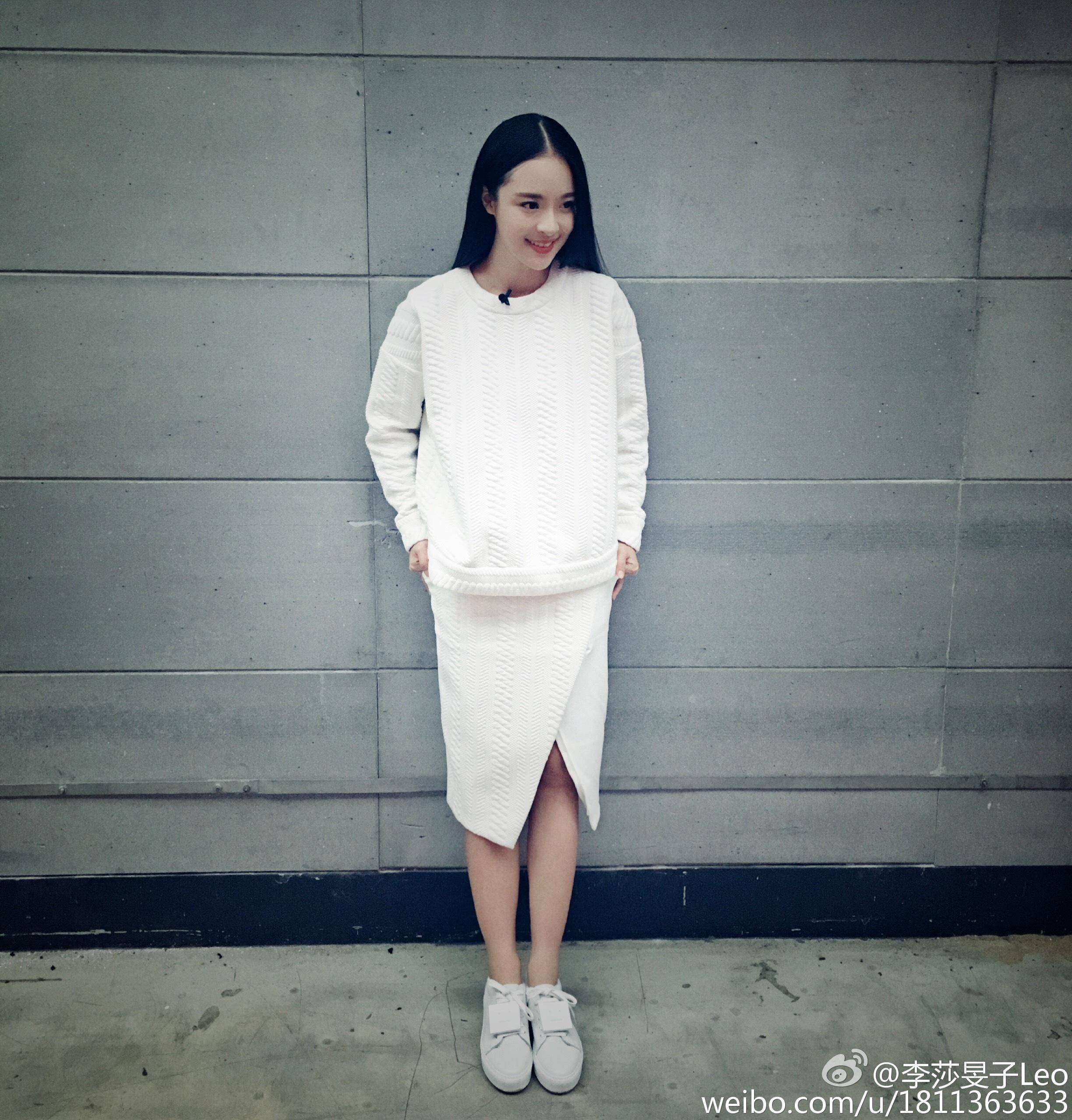 湖南卫视女主持人(主播)李莎旻子丝袜美腿街拍图片[2]