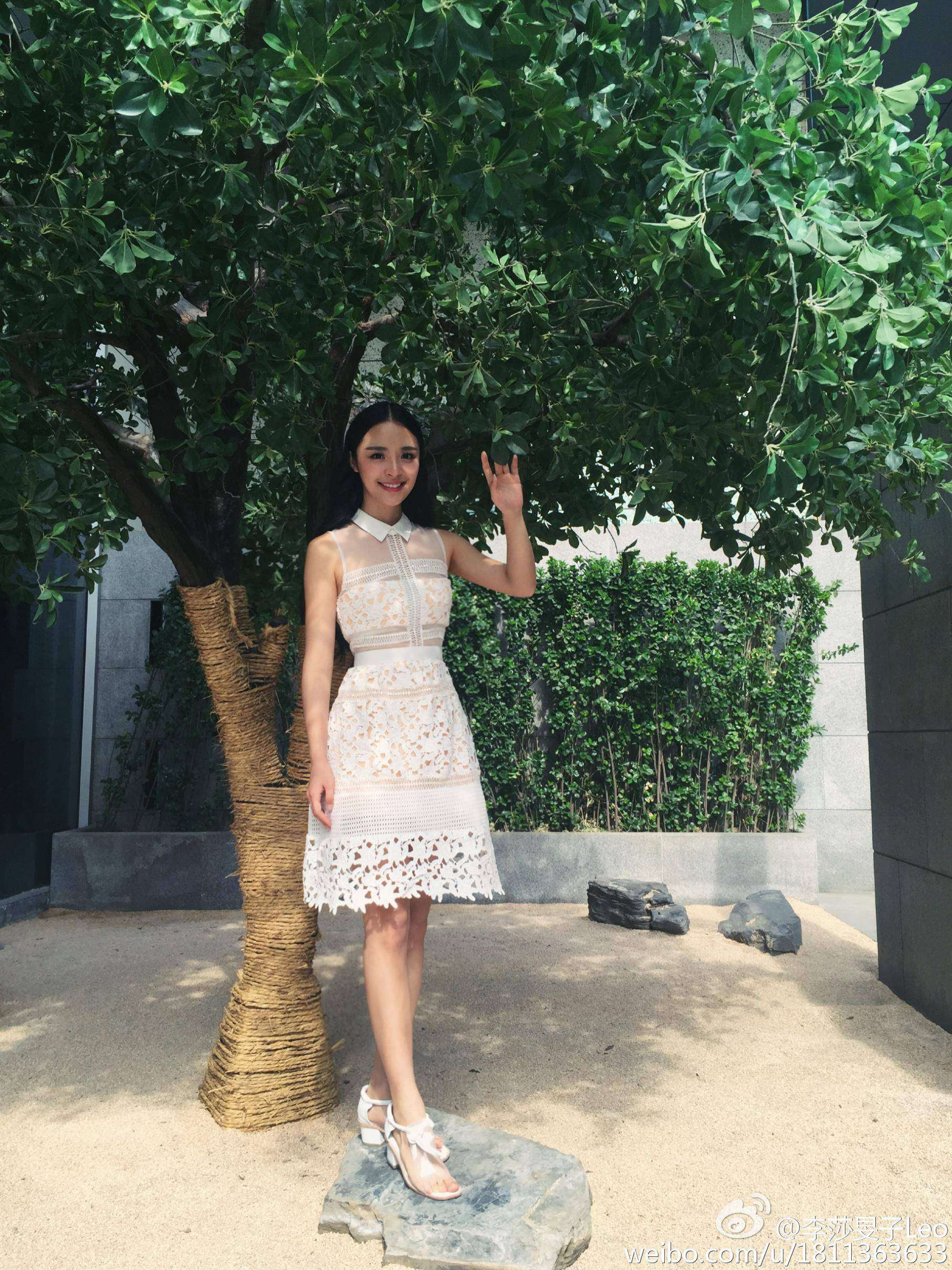 湖南卫视女主持人(主播)李莎旻子丝袜美腿街拍图片[12]