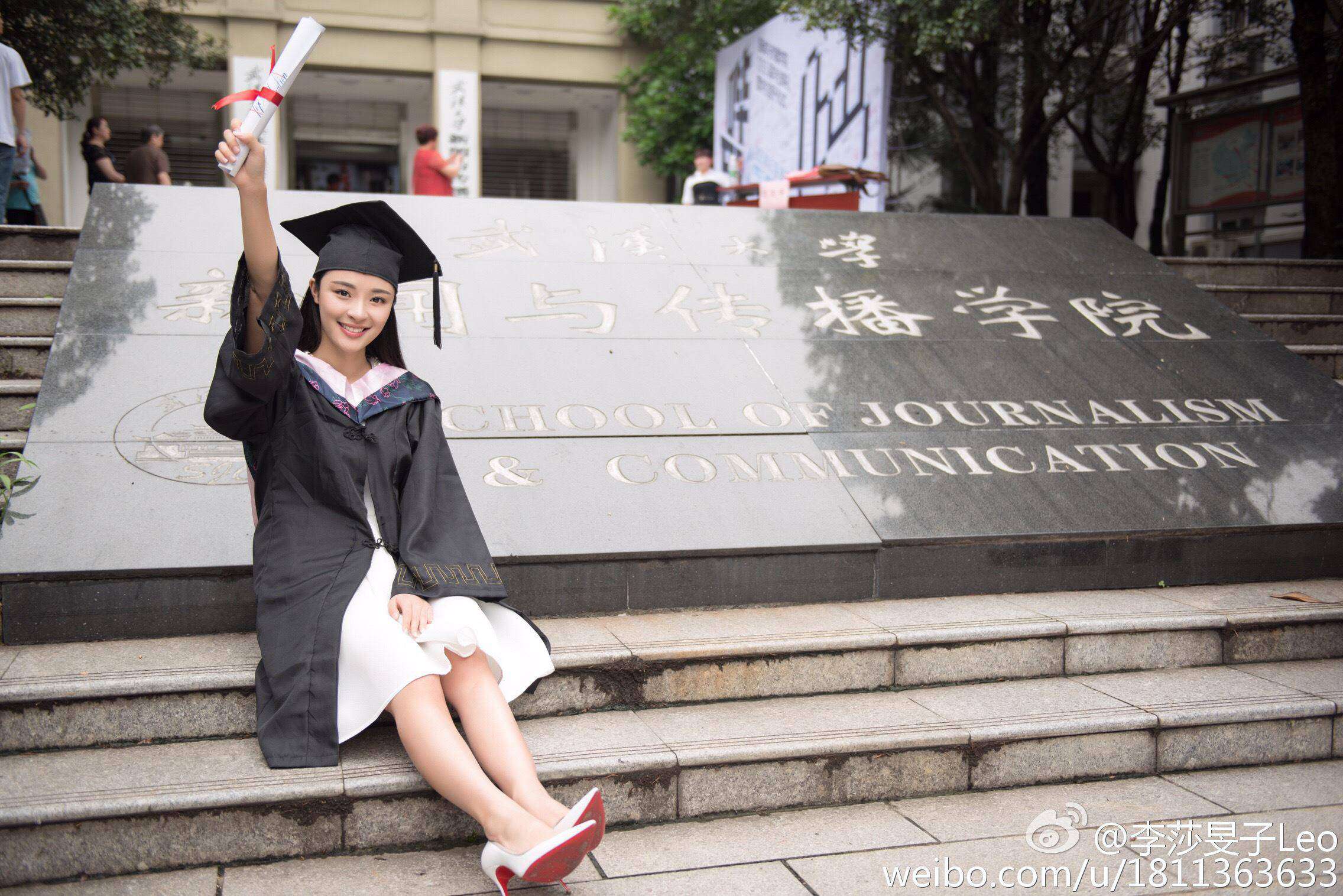 湖南卫视女主持人(主播)李莎旻子学位服高跟美腿毕业照[3]