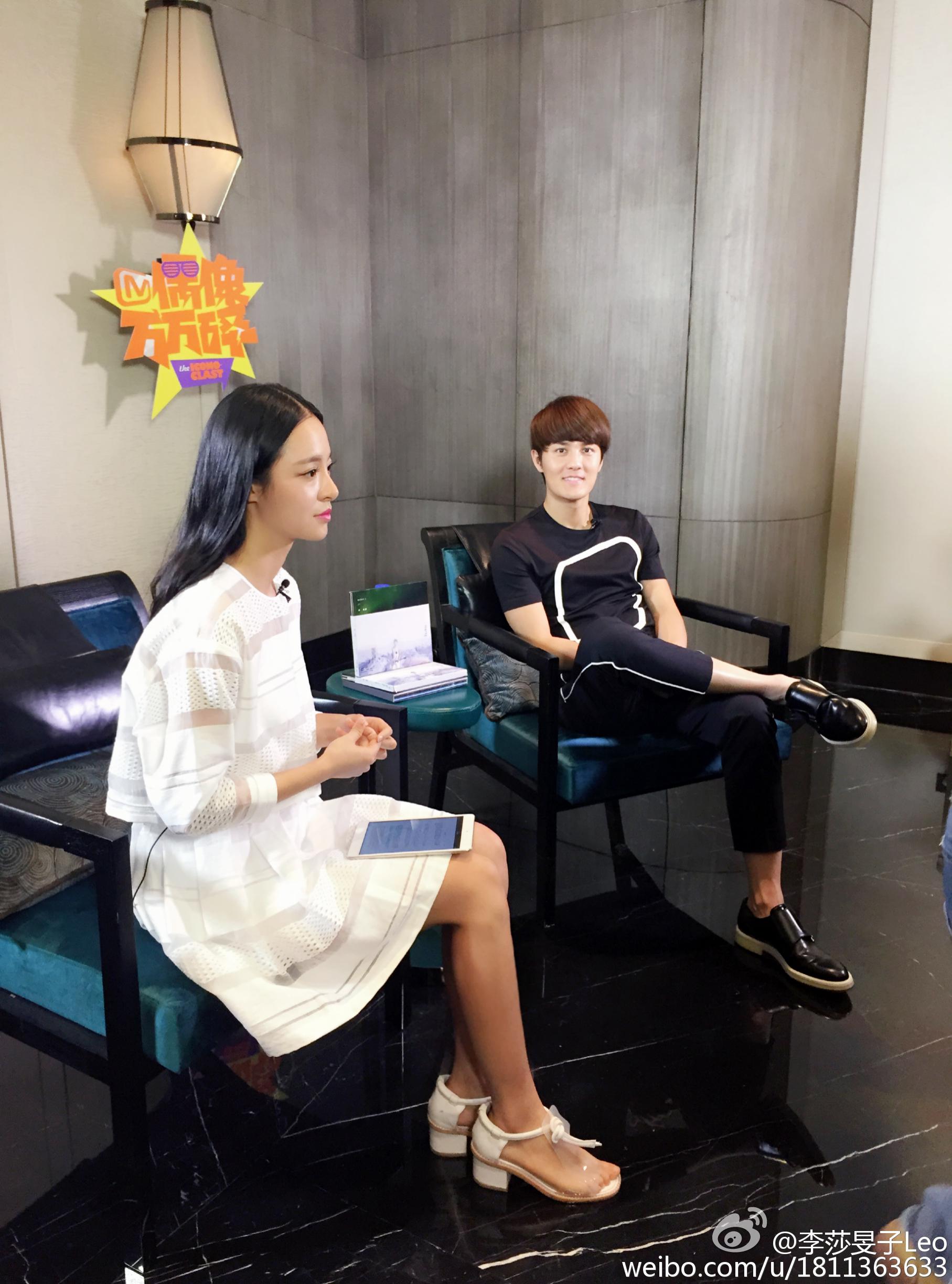 湖南卫视女主持人(主播)李莎旻子性感连衣裙肉丝美腿[17]