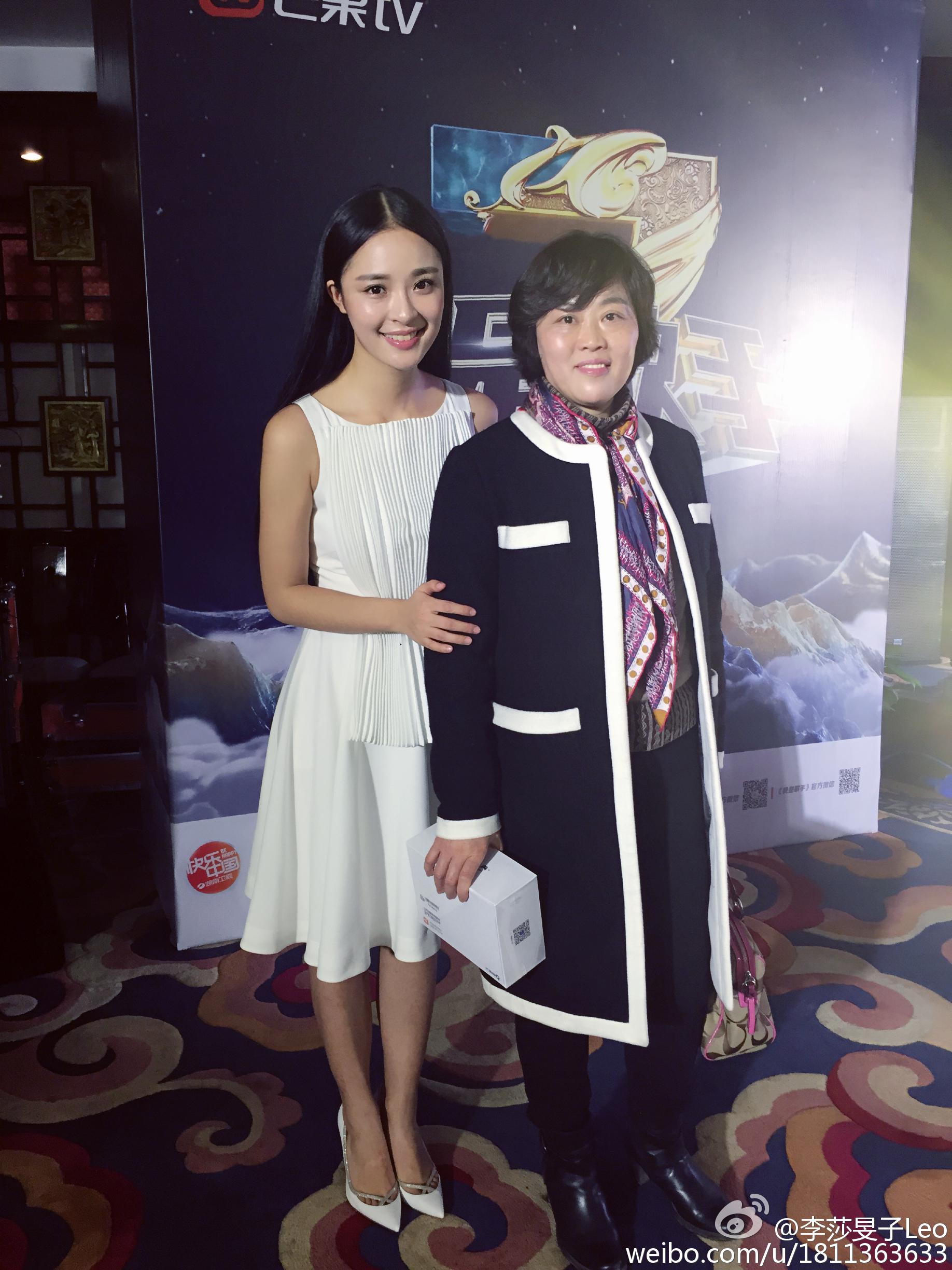 湖南卫视女主持人(主播)李莎旻子性感连衣裙肉丝美腿[23]