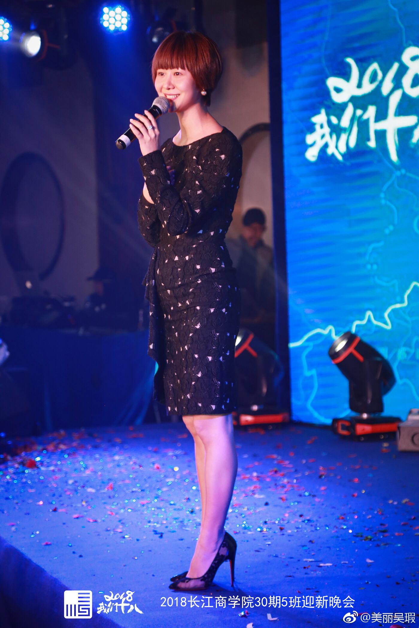 广东电视台女主持人(主播)吴瑕丝袜美腿现场主持图片[12]