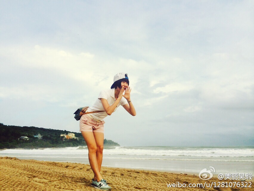 广东电视台女主持人(主播)吴瑕海边比基尼长腿写真自拍[13]
