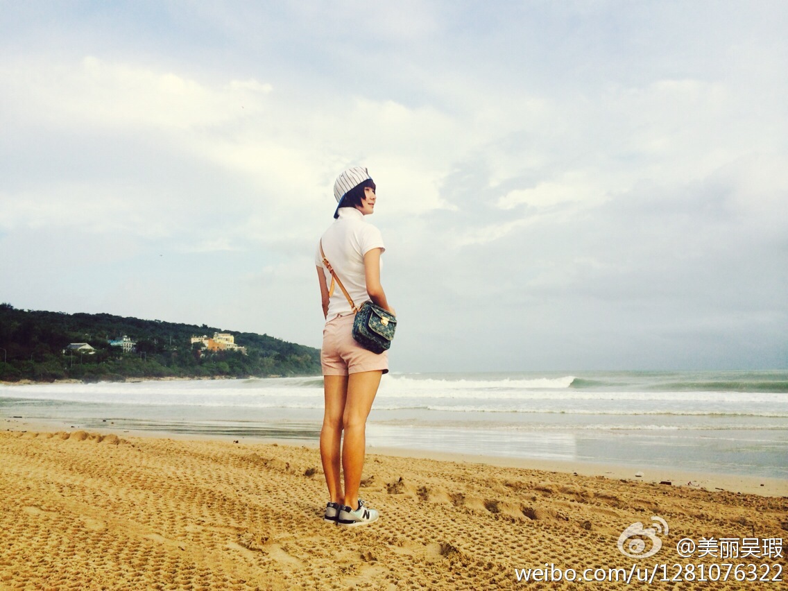广东电视台女主持人(主播)吴瑕海边比基尼长腿写真自拍[16]