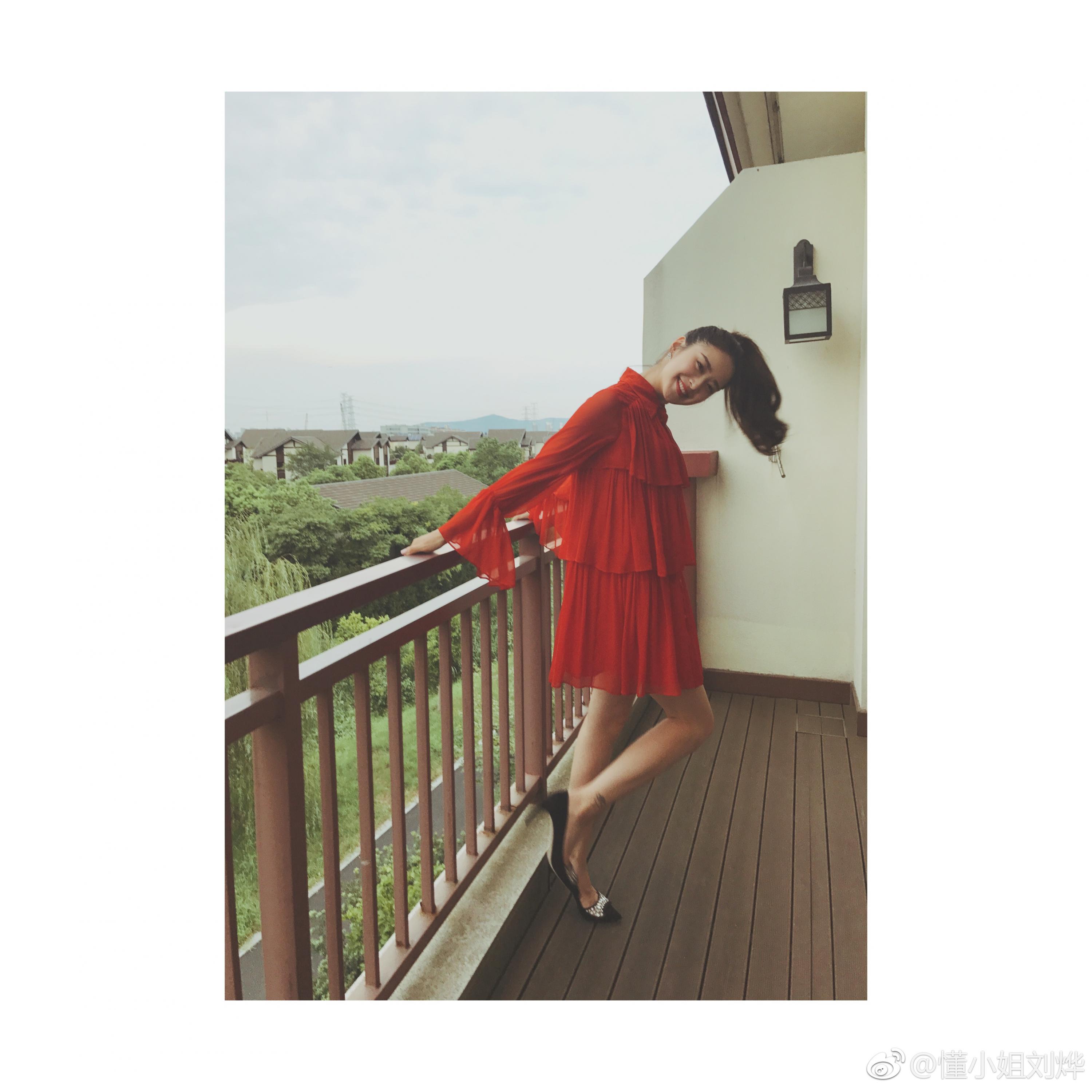 湖南卫视女主持人(主播)刘烨户外丝袜美腿街拍图片[9]