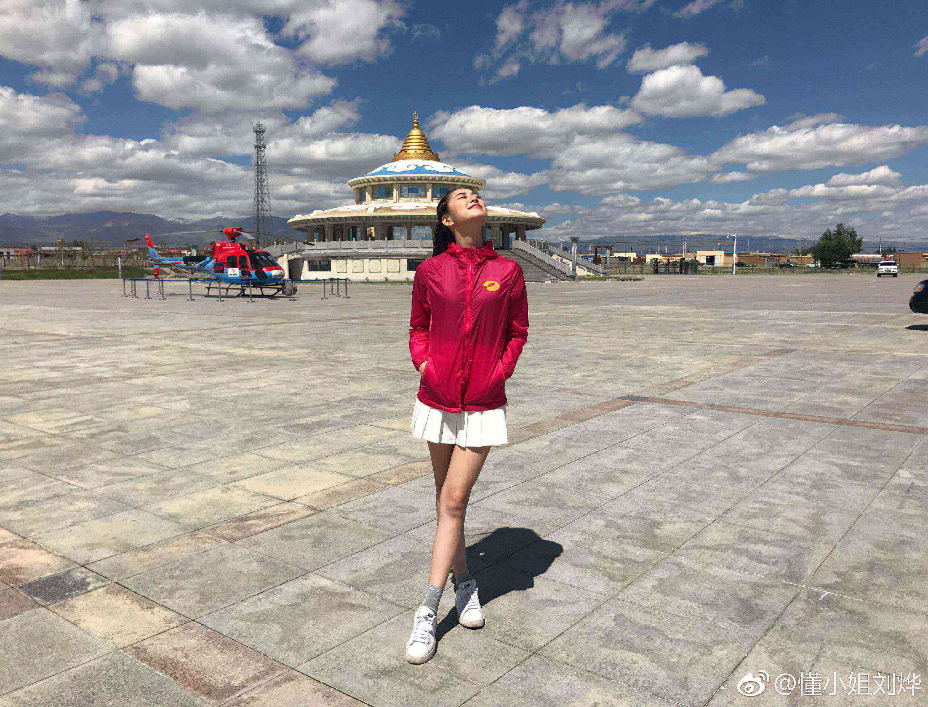 湖南卫视女主持人(主播)刘烨户外丝袜美腿街拍图片[13]