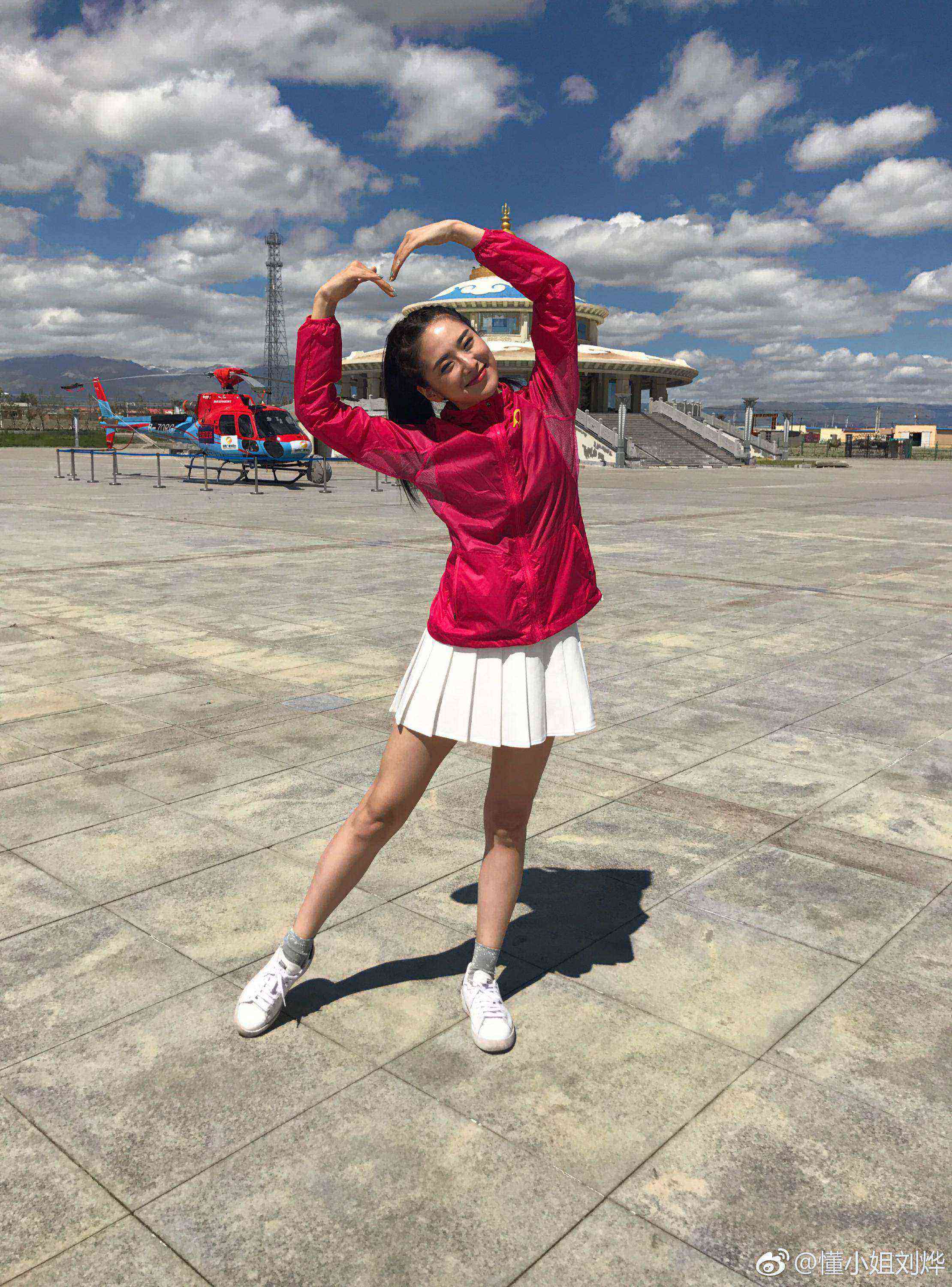 湖南卫视女主持人(主播)刘烨户外丝袜美腿街拍图片[14]