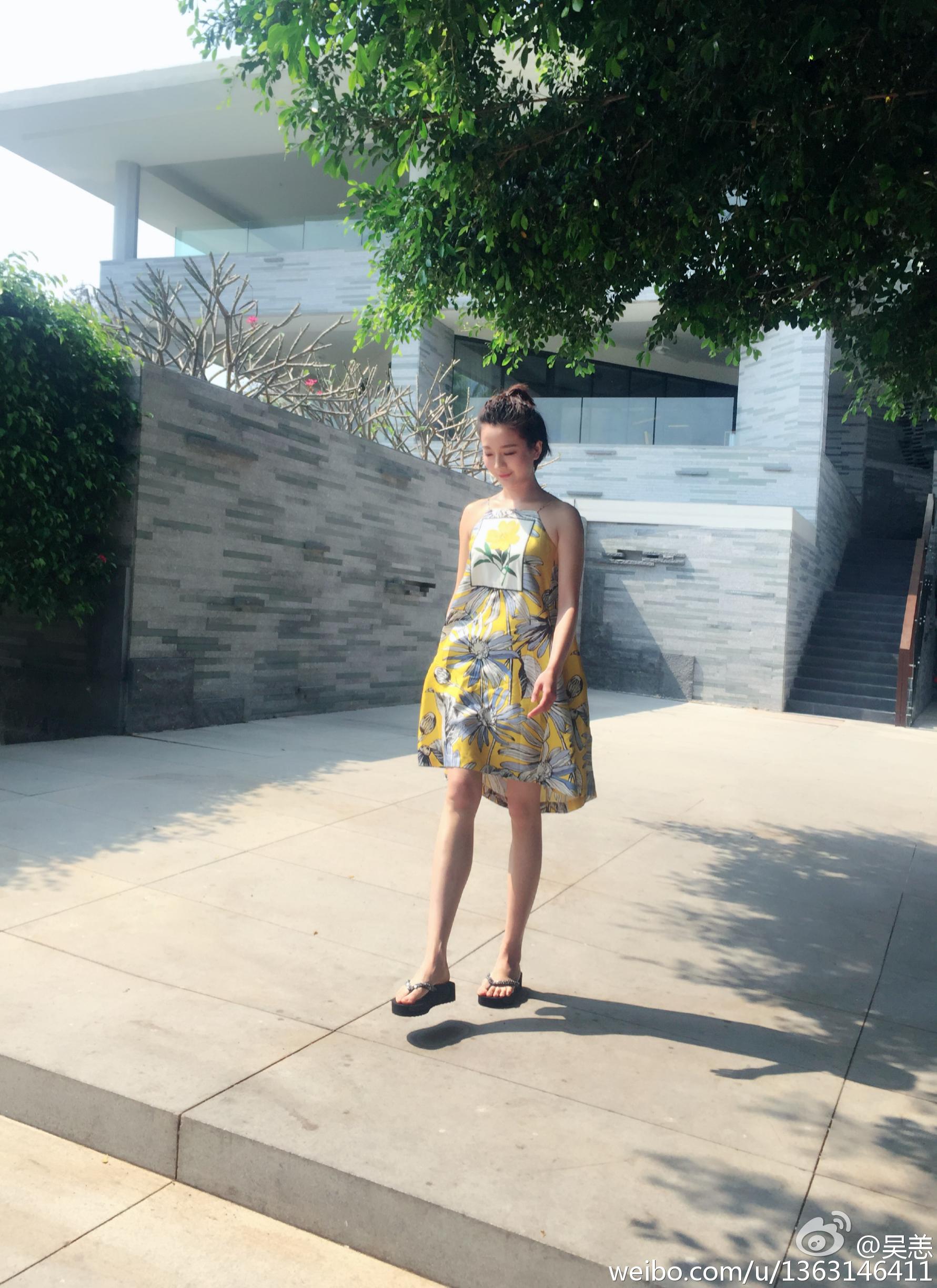 女主持人(主播)吴恙丝袜美腿短裙性感写真诱惑[2]