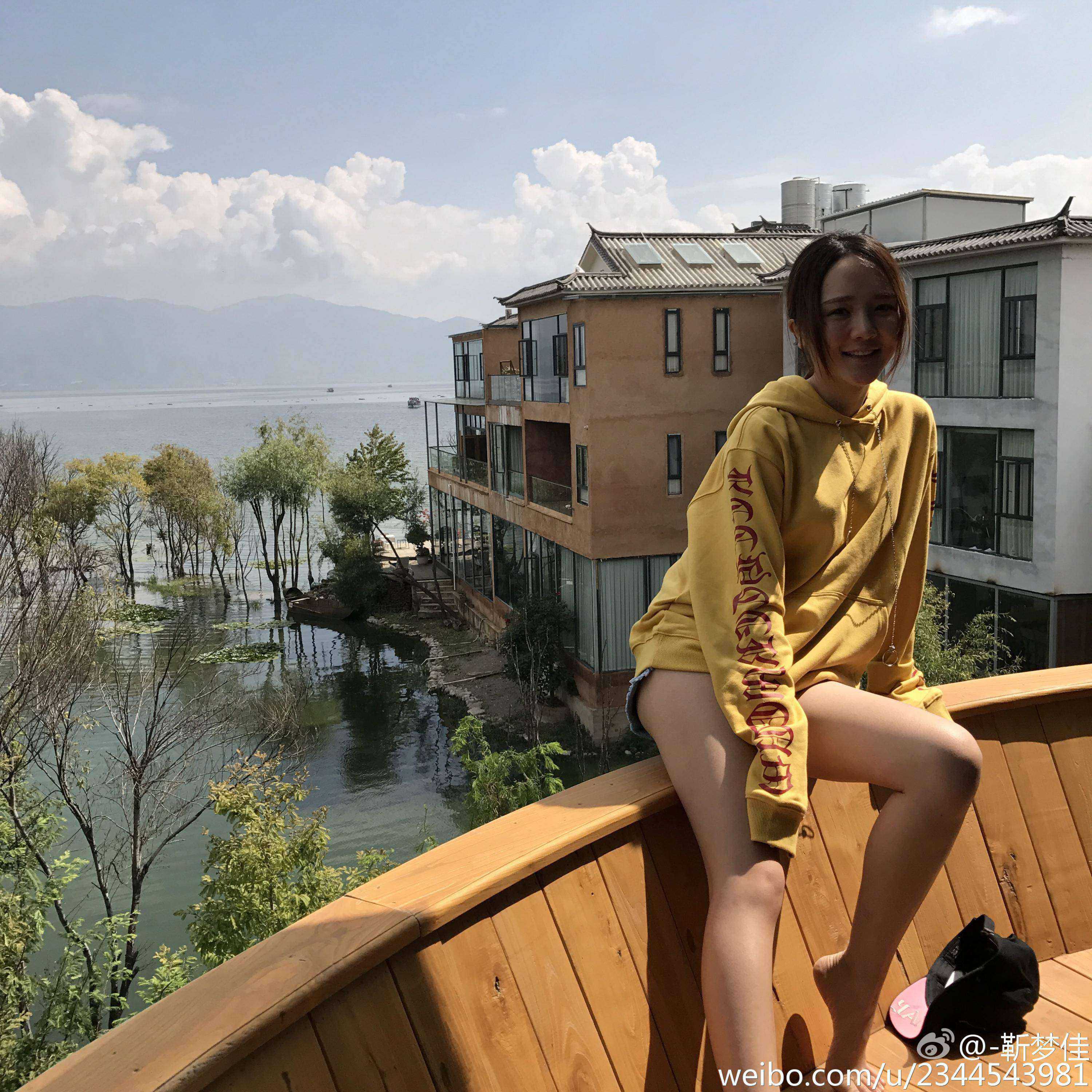 湖南卫视女主持人(主播)靳梦佳丝袜美腿户外写真图片[8]