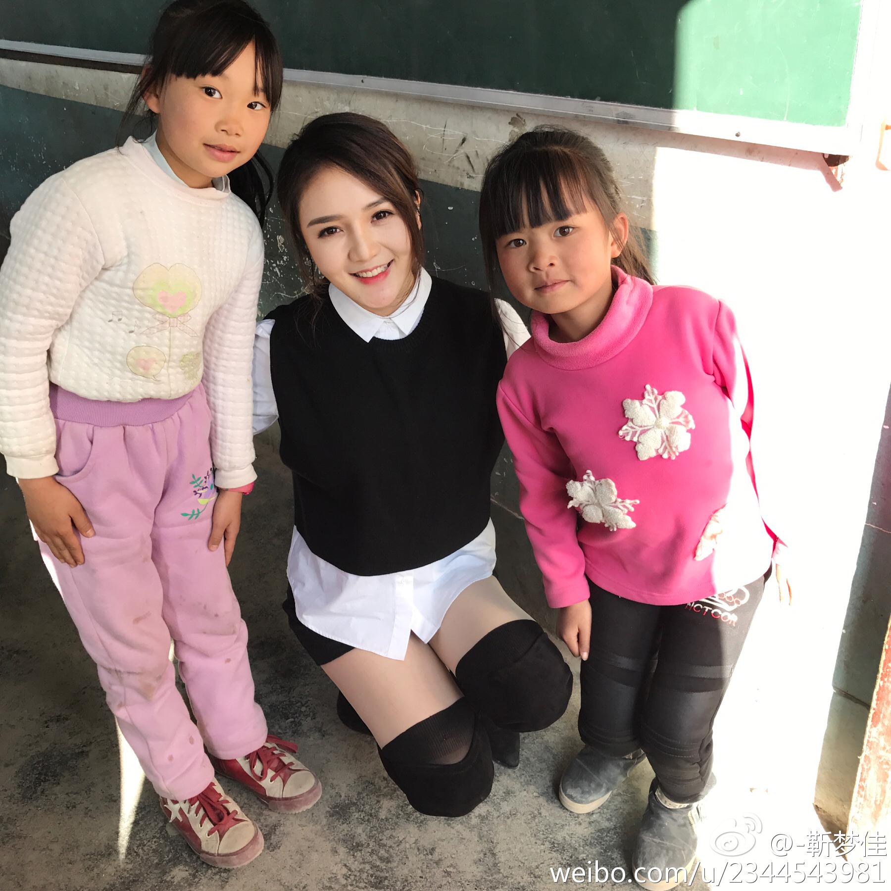 湖南卫视女主持人(主播)靳梦佳性感透明蕾丝连衣裙高跟美腿图片[11]