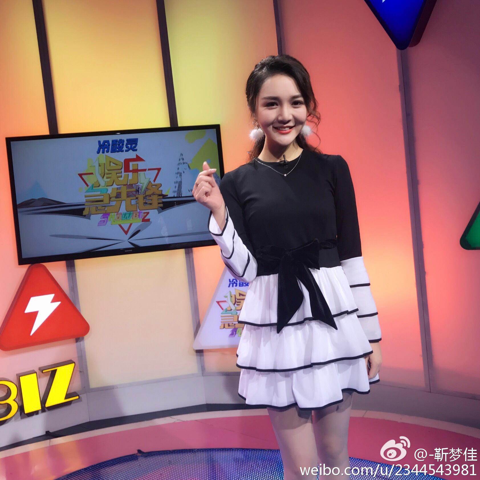 湖南卫视女主持人(主播)靳梦佳性感透明蕾丝连衣裙高跟美腿图片[12]