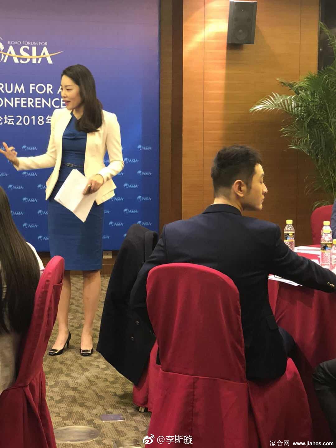 央视女主持人李斯璇丝袜高跟美腿短裙现场主持写真图片[9]