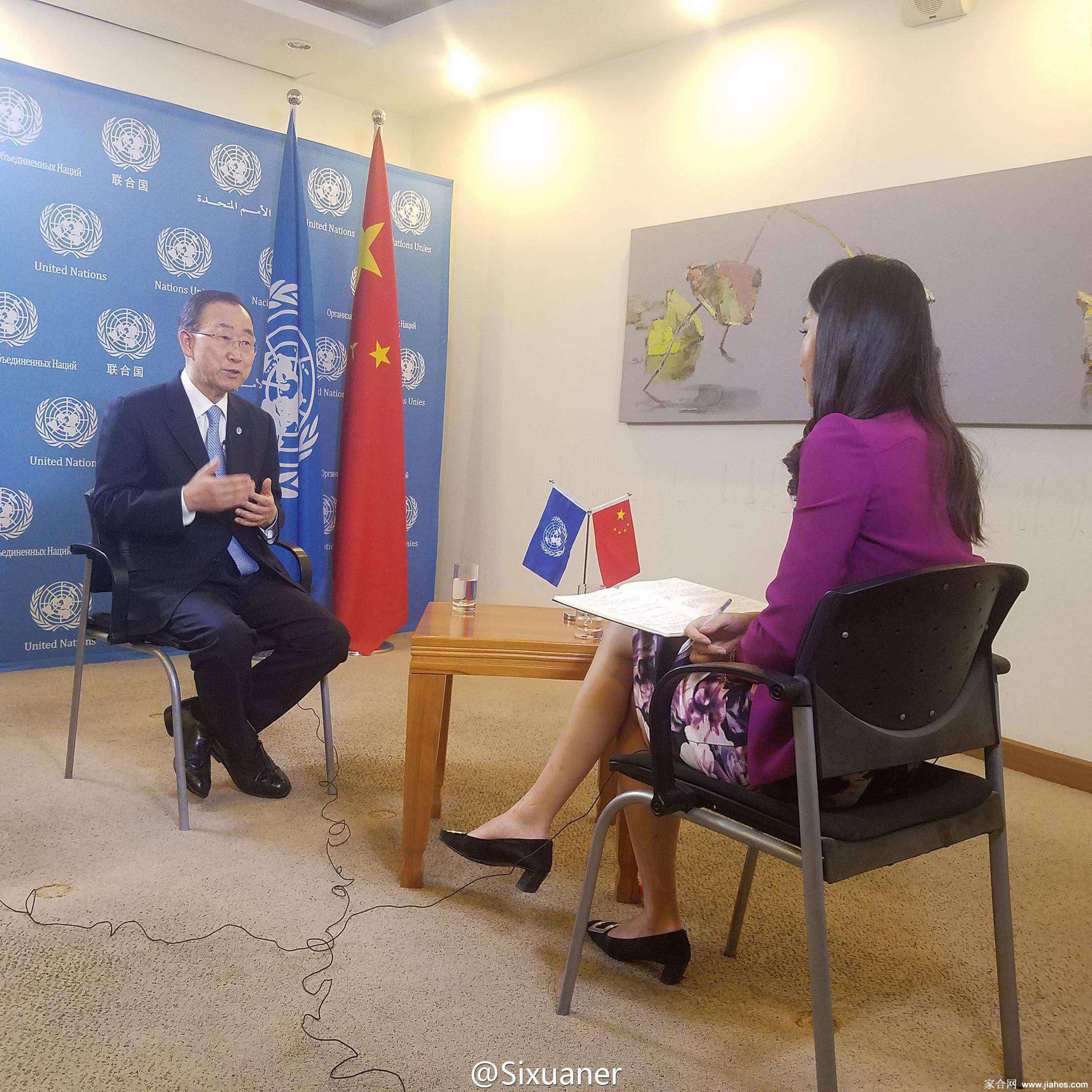 央视女主持人李斯璇粉色制服短裙丝袜高跟现场主持照图片[7]