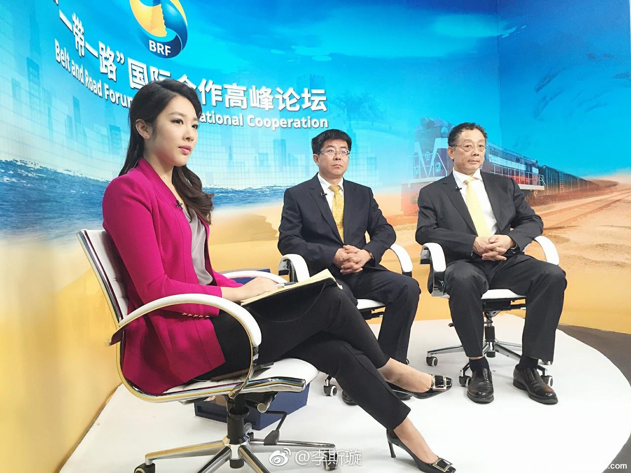 央视女主持人李斯璇粉色性感紧身制服修长长腿高跟诱惑
