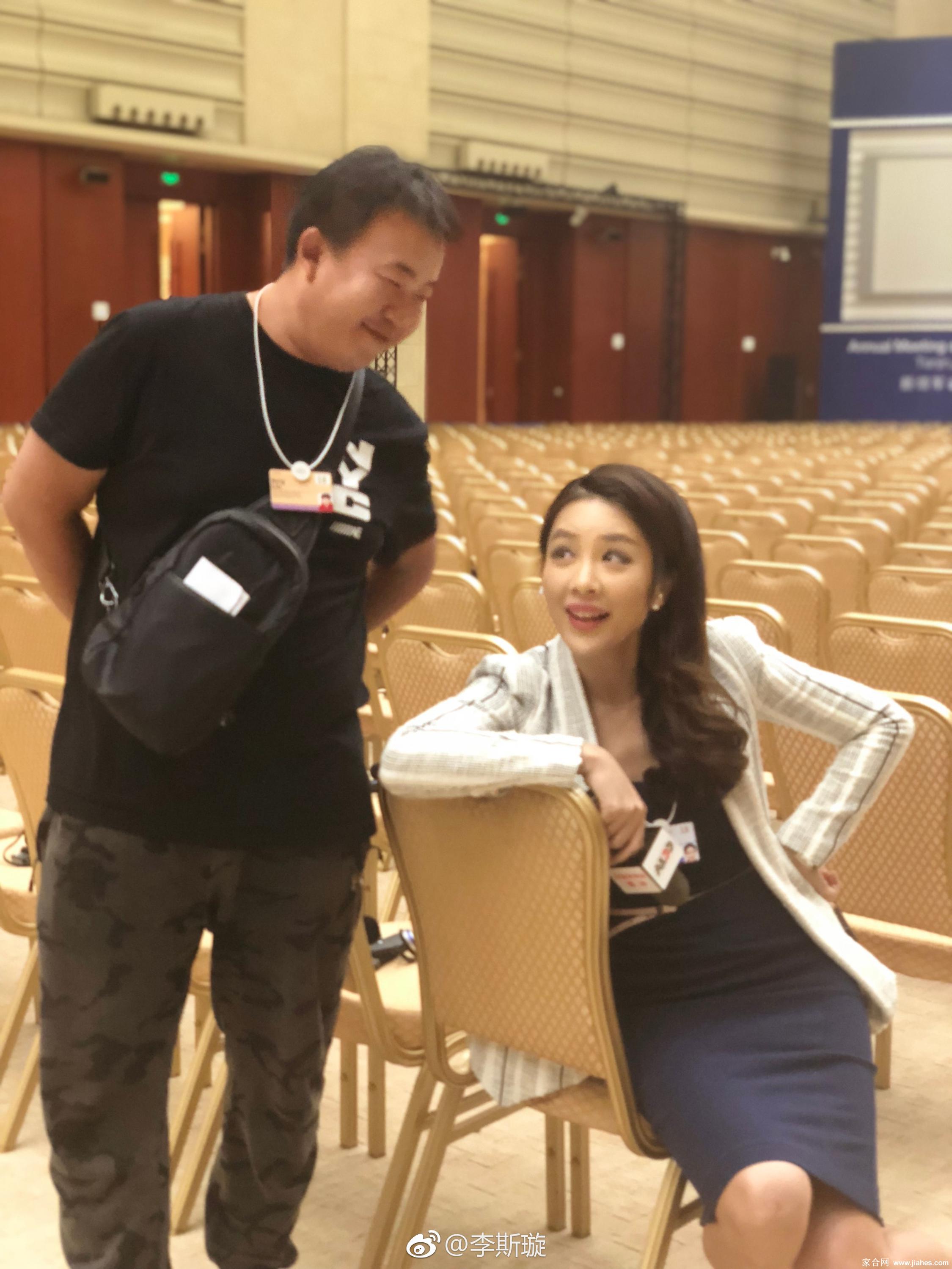 央视女主持人李斯璇粉色性感紧身制服修长长腿高跟诱惑[4]