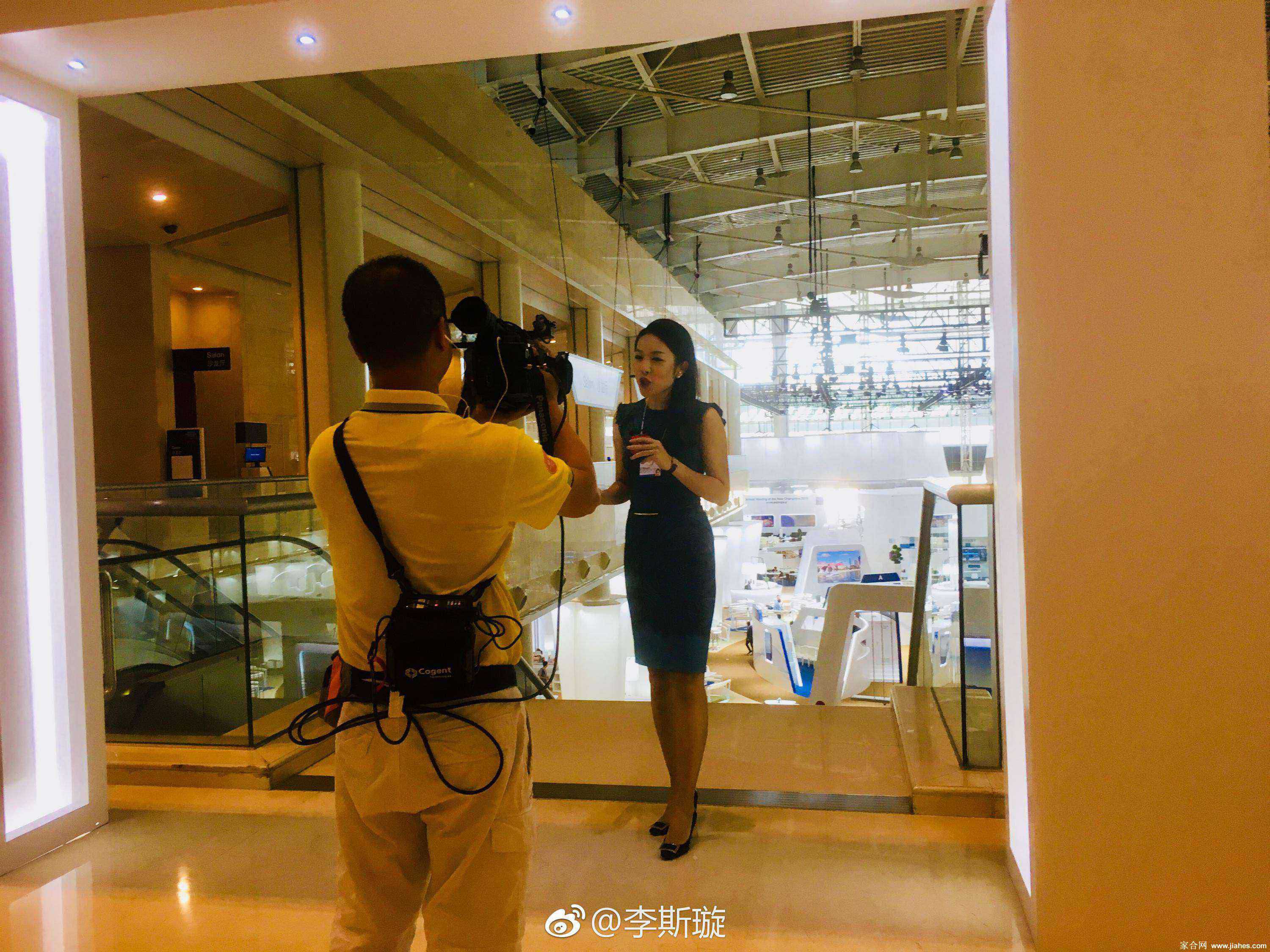 央视女主持人李斯璇粉色性感紧身制服修长长腿高跟诱惑[6]