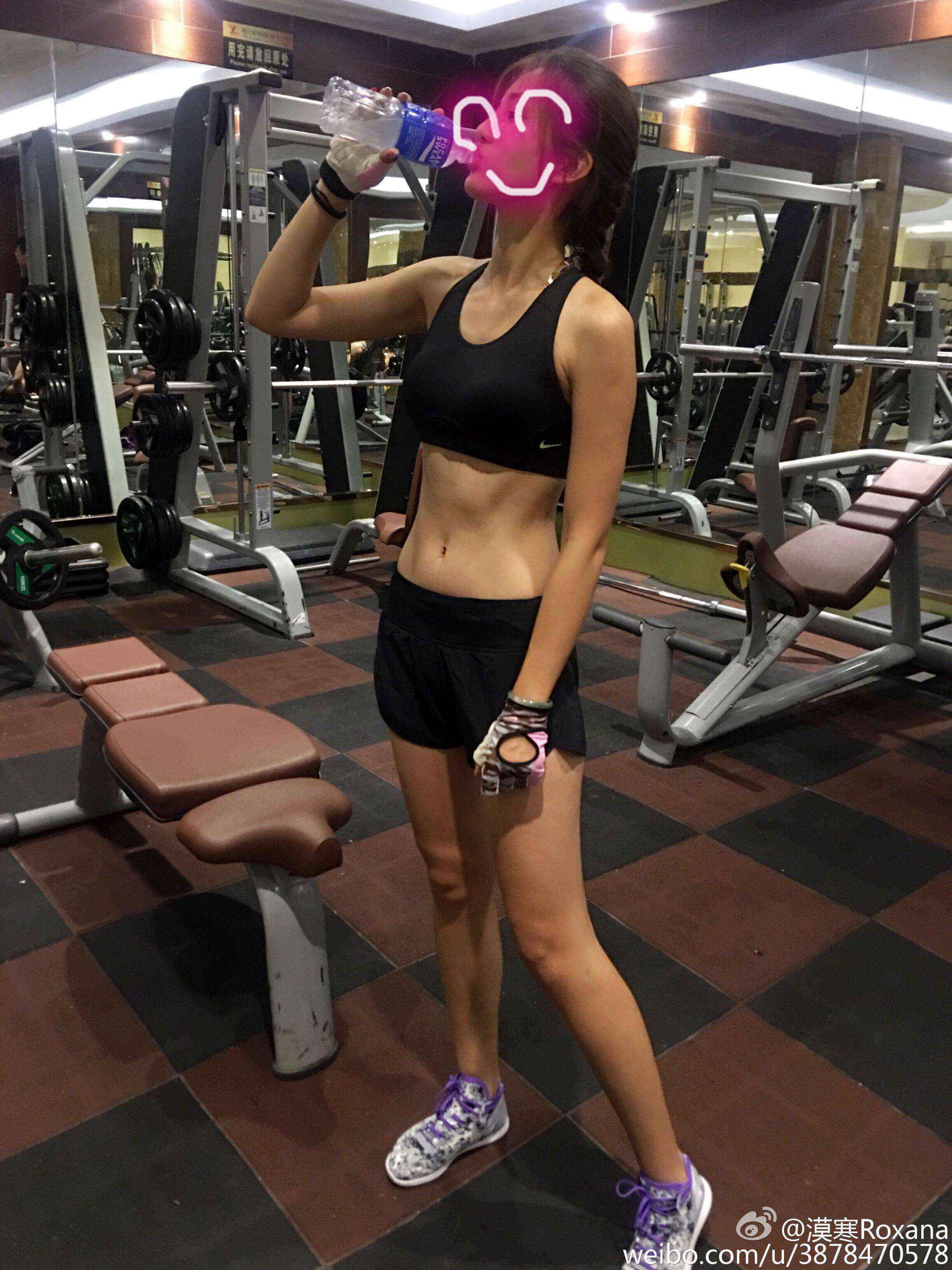 lol女主持人张漠寒运动紧身裤大长腿自拍写真[8]