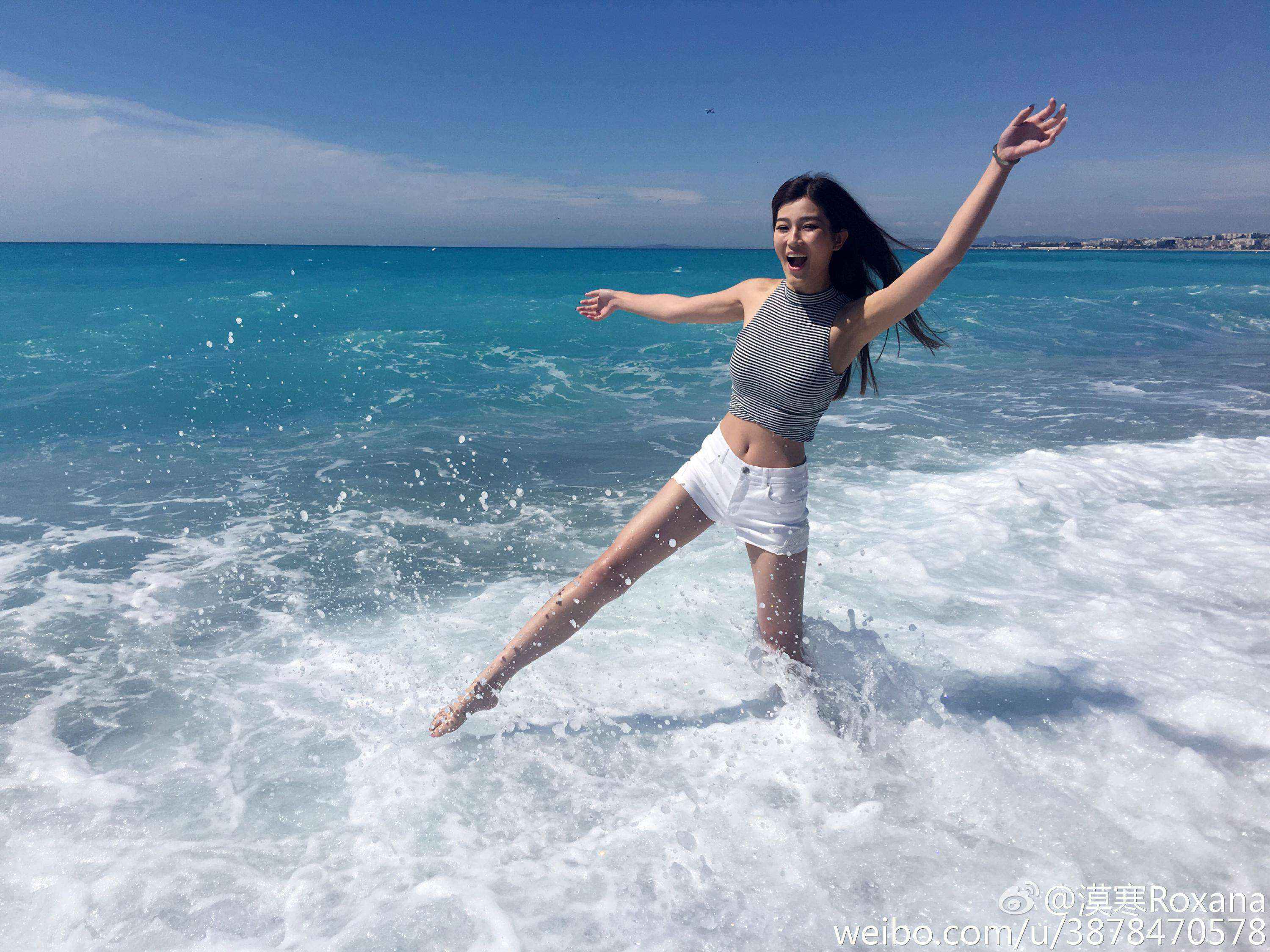 lol女主持人张漠寒性感白色超短裤大长腿海边嬉戏自拍[5]