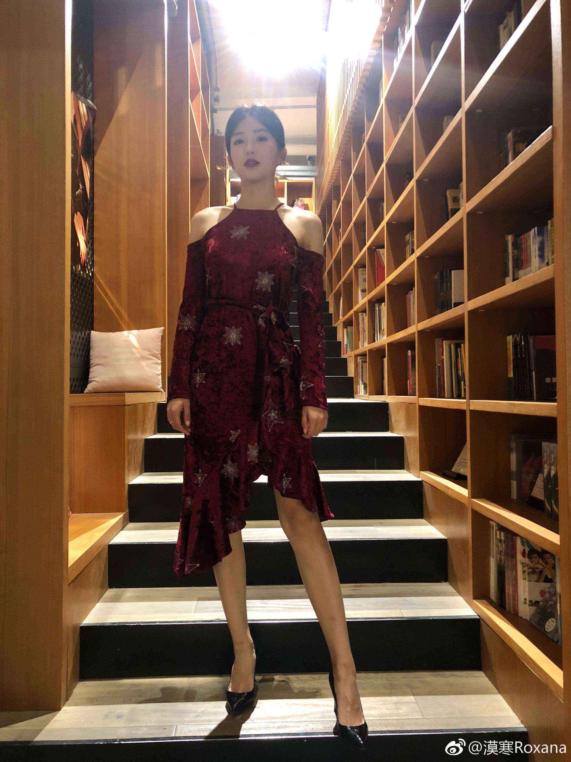 lol女主持人张漠寒性感短裙丝袜高跟诱惑写真[2]