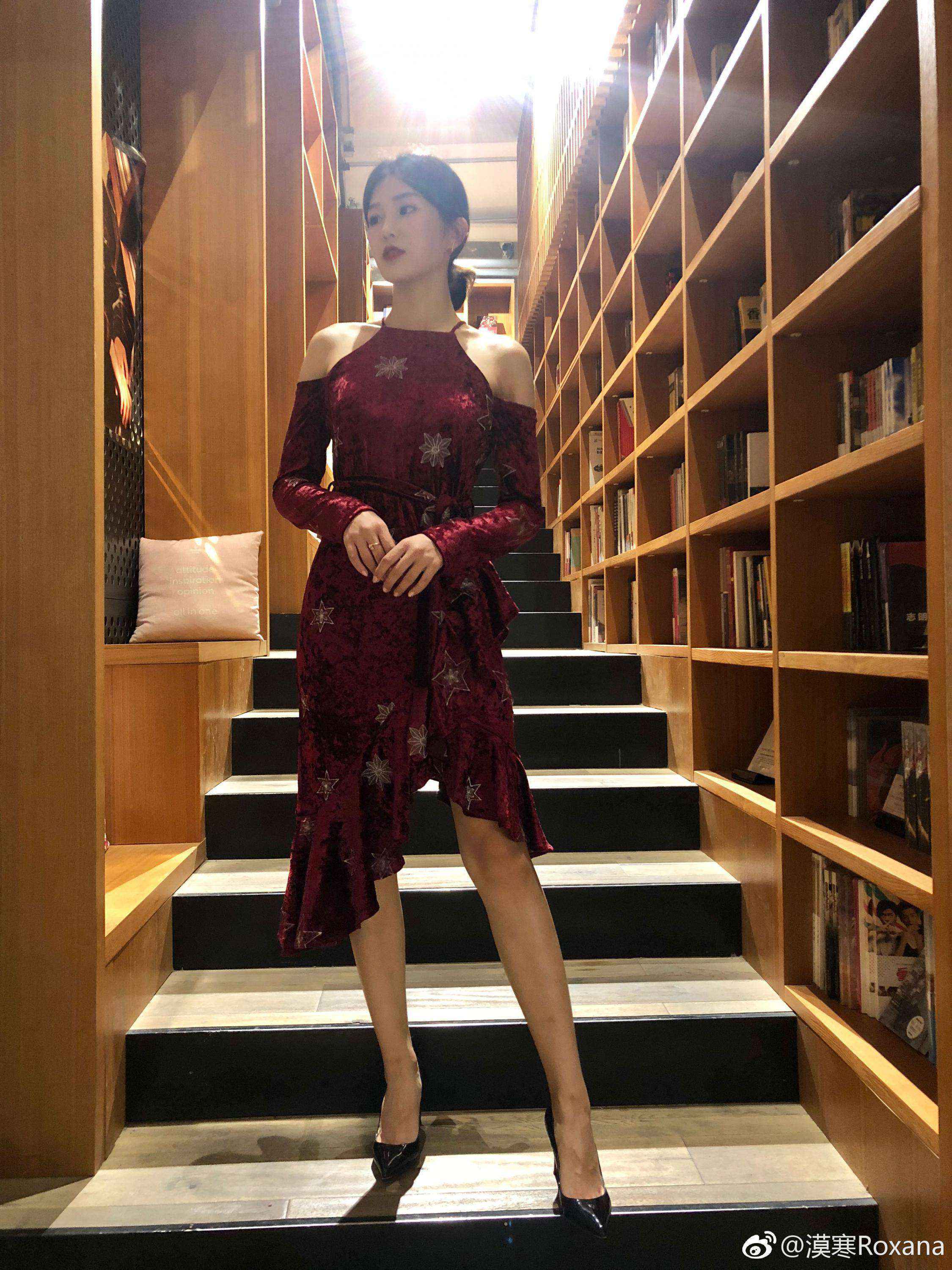 lol女主持人张漠寒性感短裙丝袜高跟诱惑写真[3]