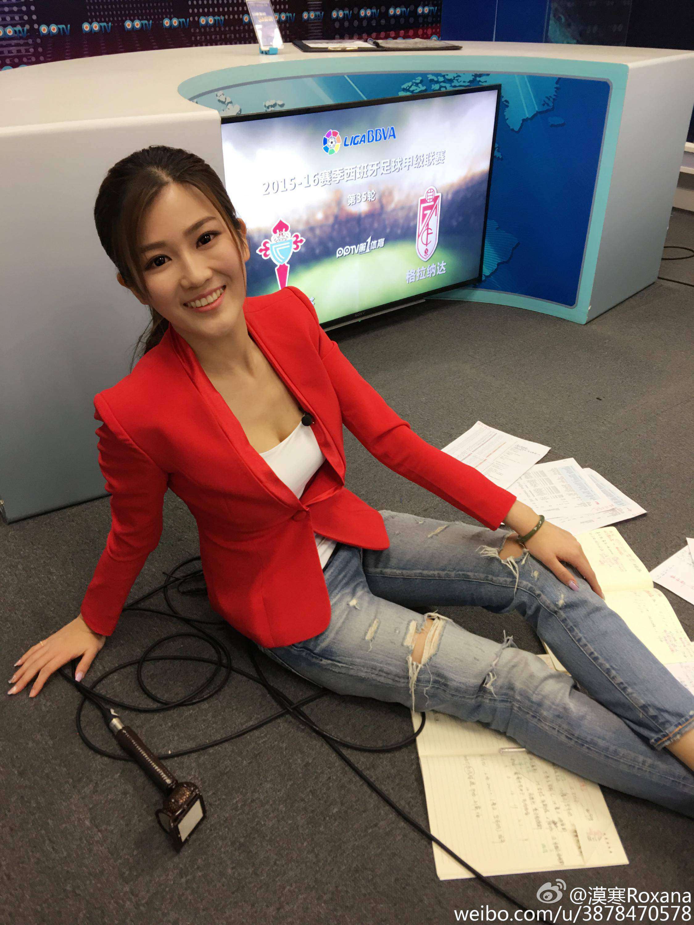 lol女主持人张漠寒户外紧身黑皮裤牛仔裤大长美腿自拍[11]