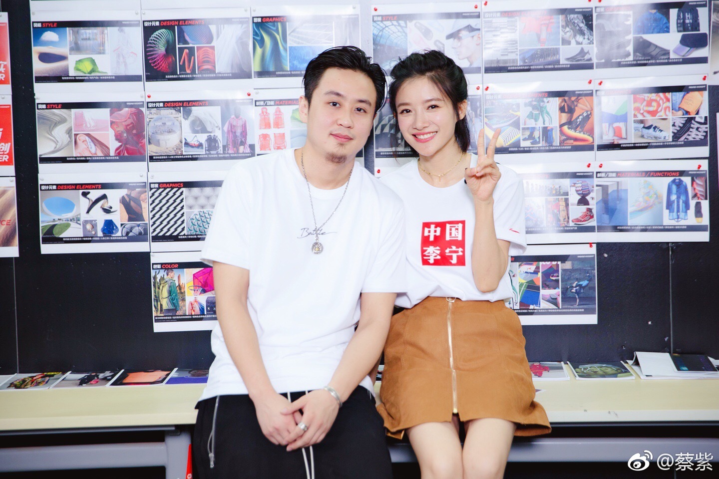 BTV女主持人蔡紫现场性感短裙丝袜美腿高跟诱惑十足[9]