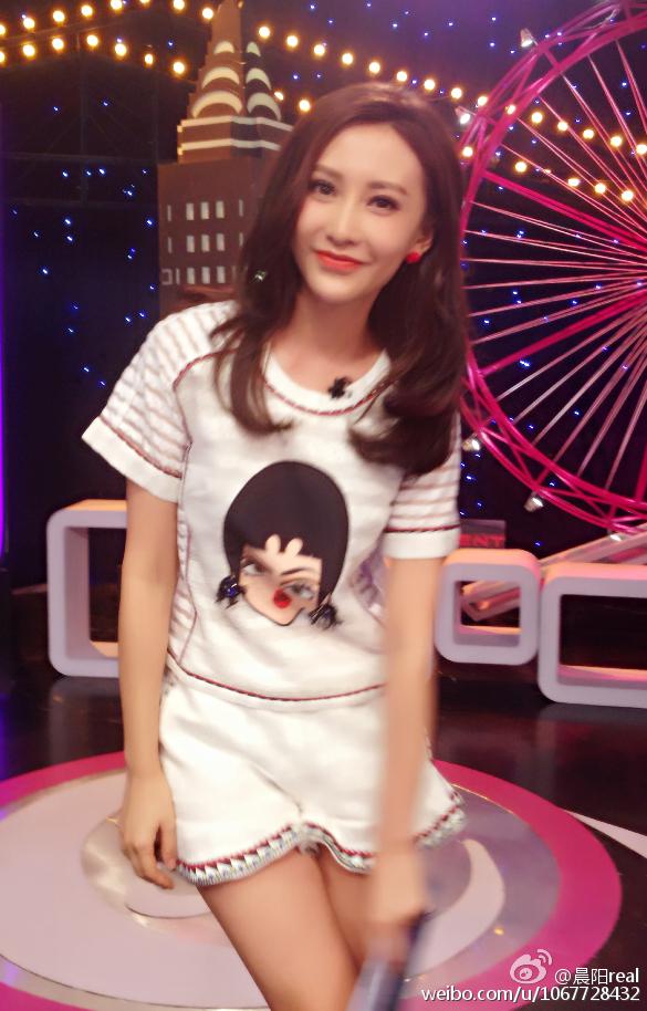 北京电视台女主持人晨阳现场性感丝袜高跟美腿诱惑十足[11]