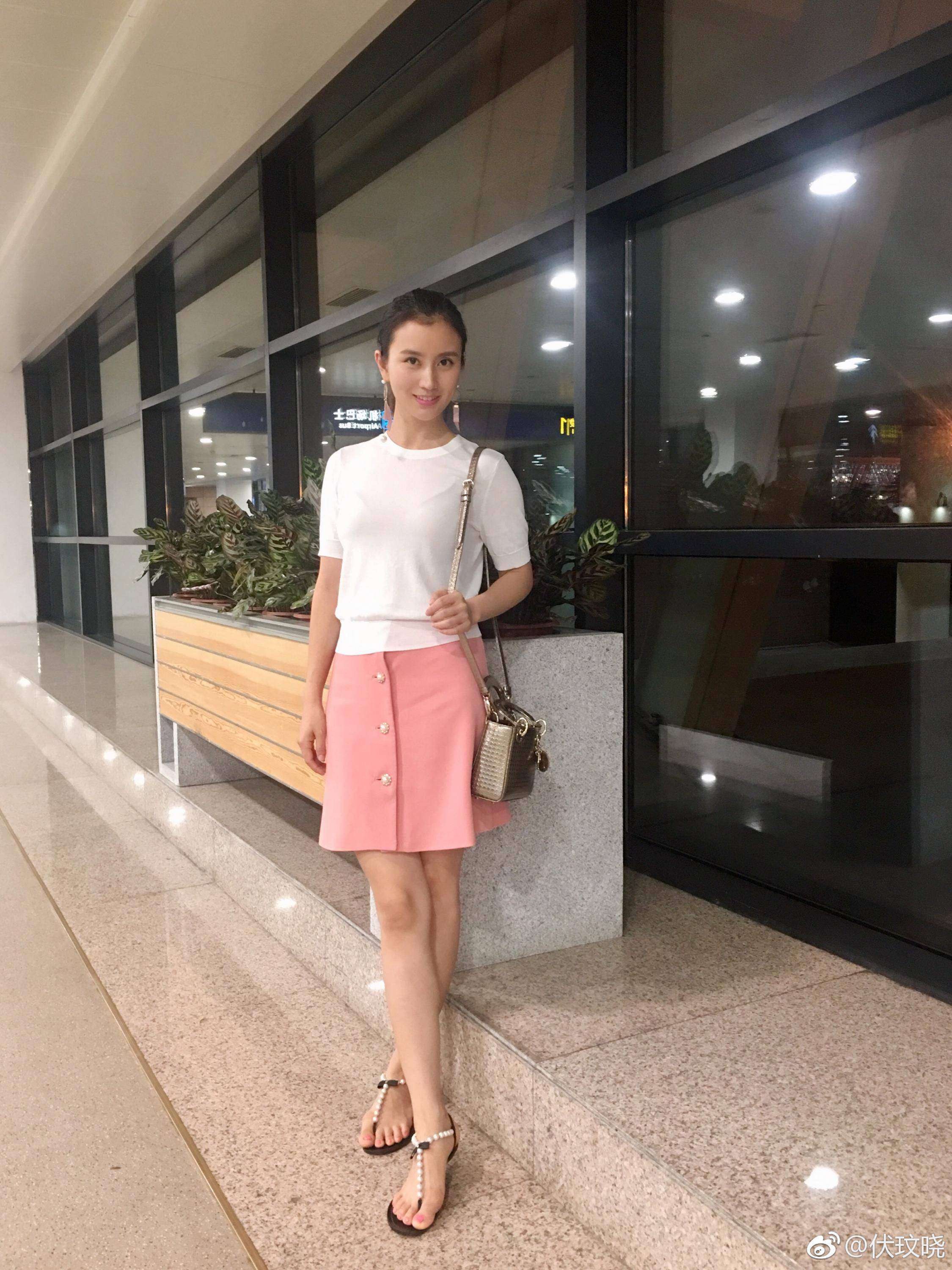东方卫视女主持人伏玟晓性感丝袜美腿素颜照生活照[2]