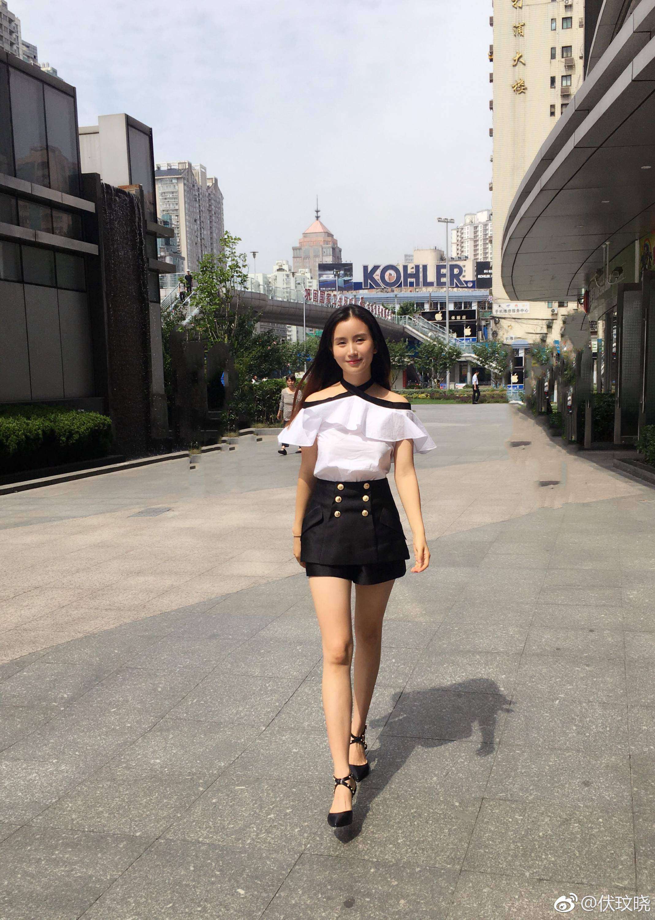 东方卫视女主持人伏玟晓性感丝袜美腿素颜照生活照[4]