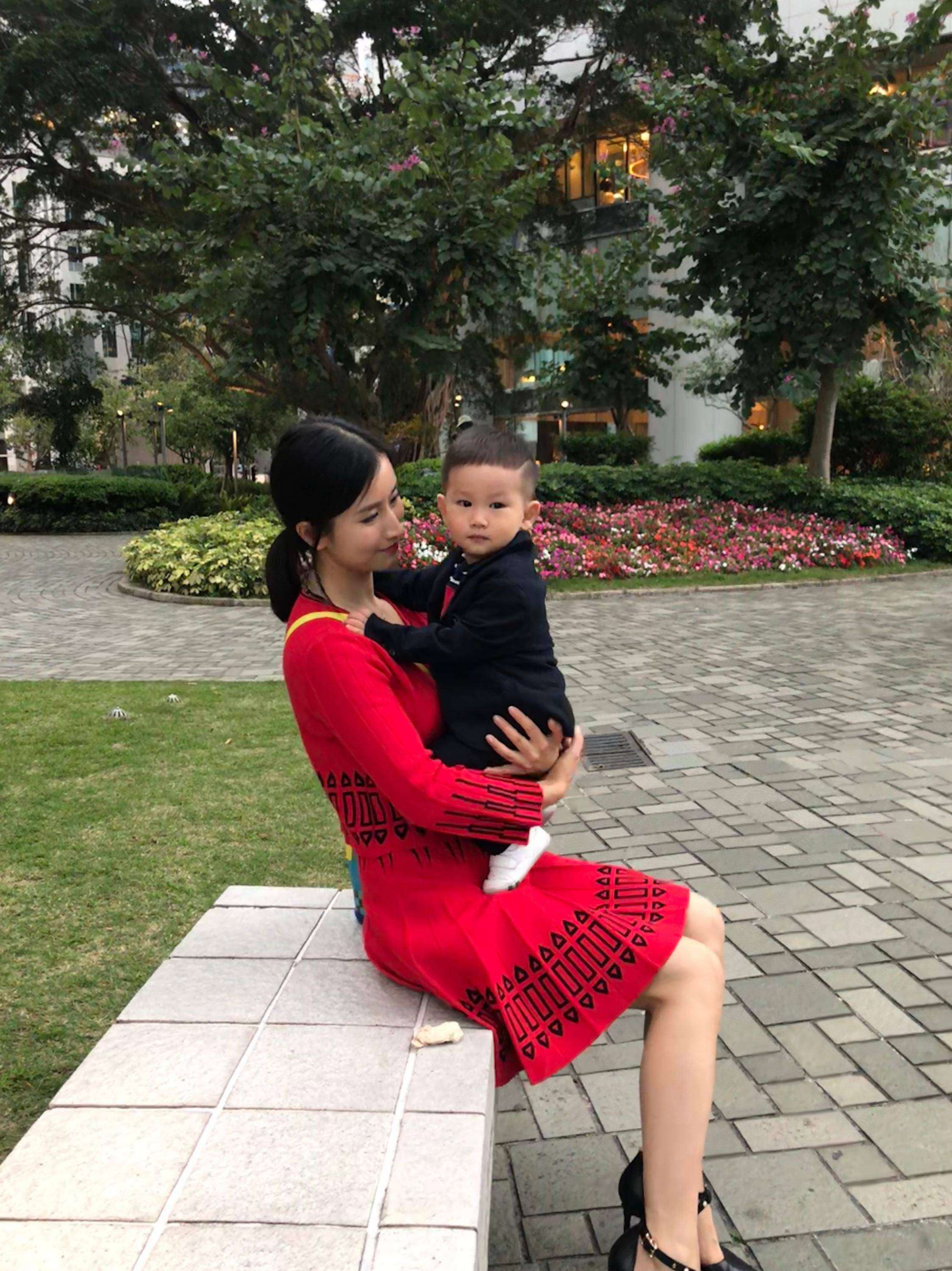 东方卫视女主持人伏玟晓性感丝袜美腿素颜照生活照[11]