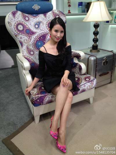 东方卫视女主持人伏玟晓性感丝袜美腿高跟诱惑