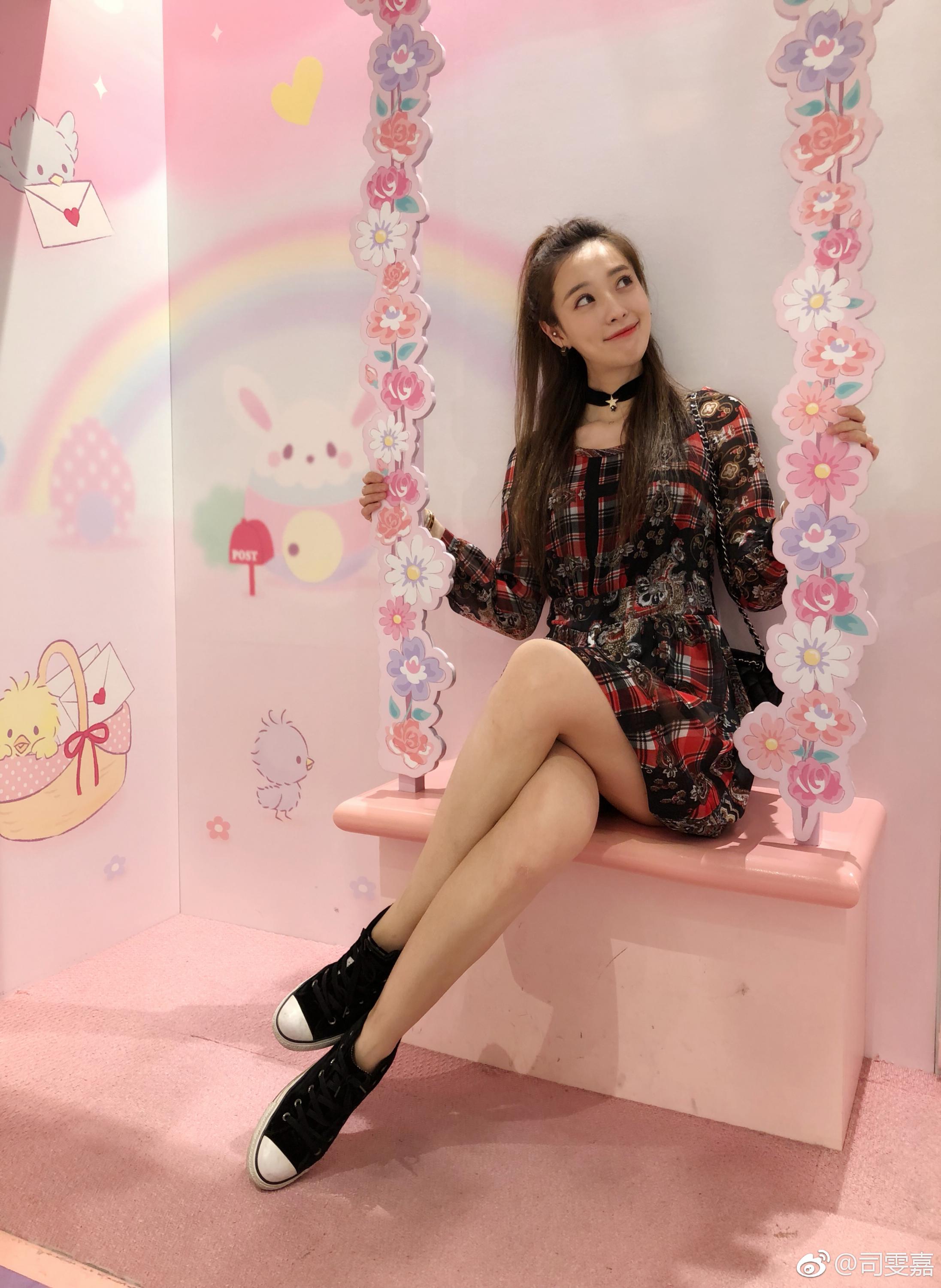 上海女主持人司雯嘉性感清纯可爱短裙美腿高跟写真