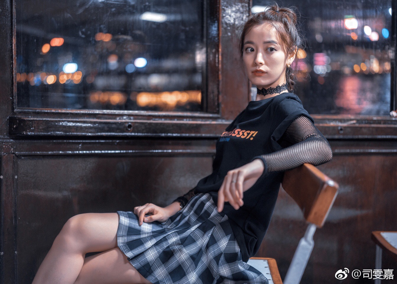 上海女主持人司雯嘉性感短裙丝袜美腿高跟户外写真[3]