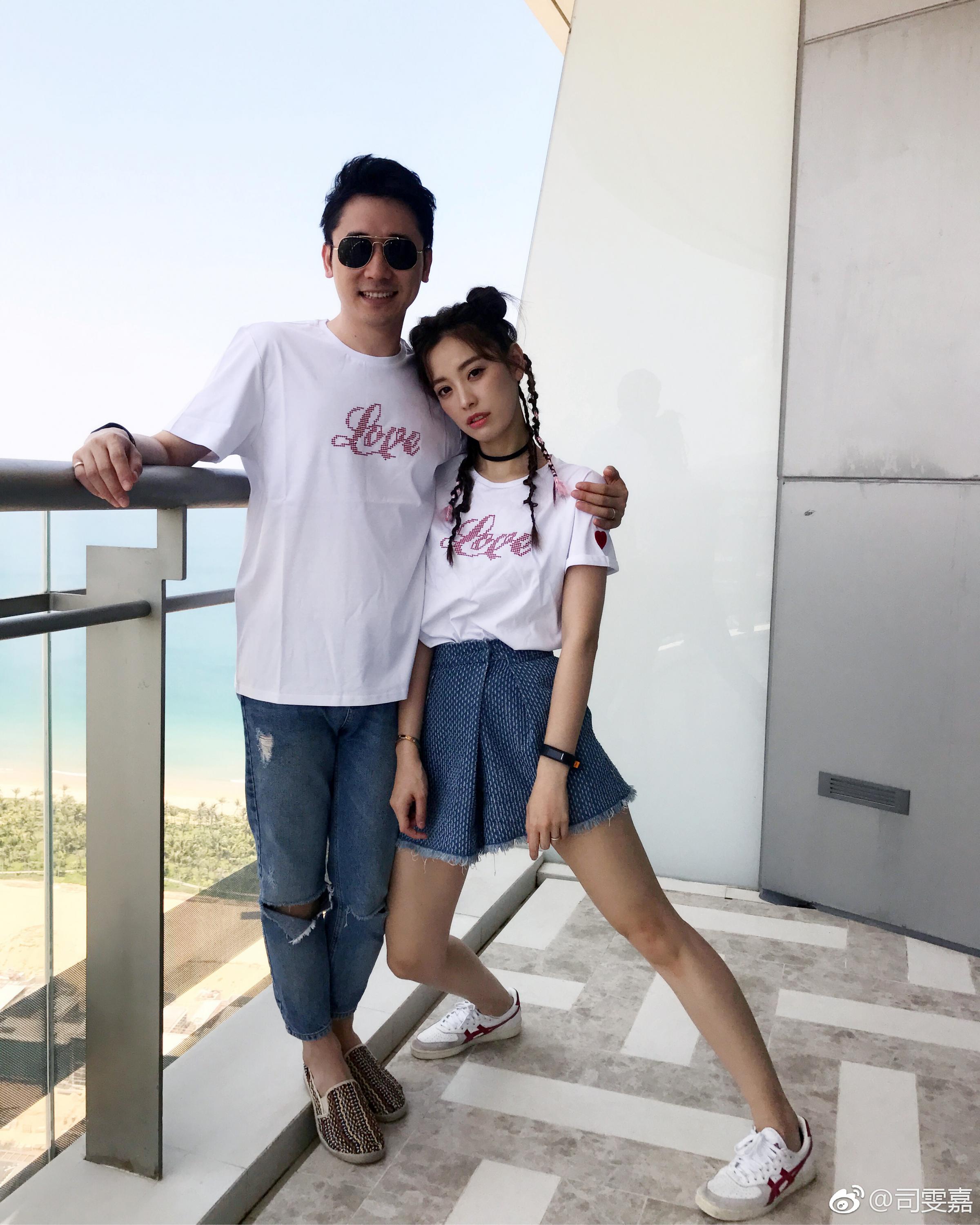 上海女主持人司雯嘉性感短裙丝袜美腿高跟户外写真[10]