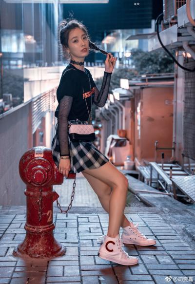 上海女主持人司雯嘉性感短裙丝袜美腿高跟户外写真