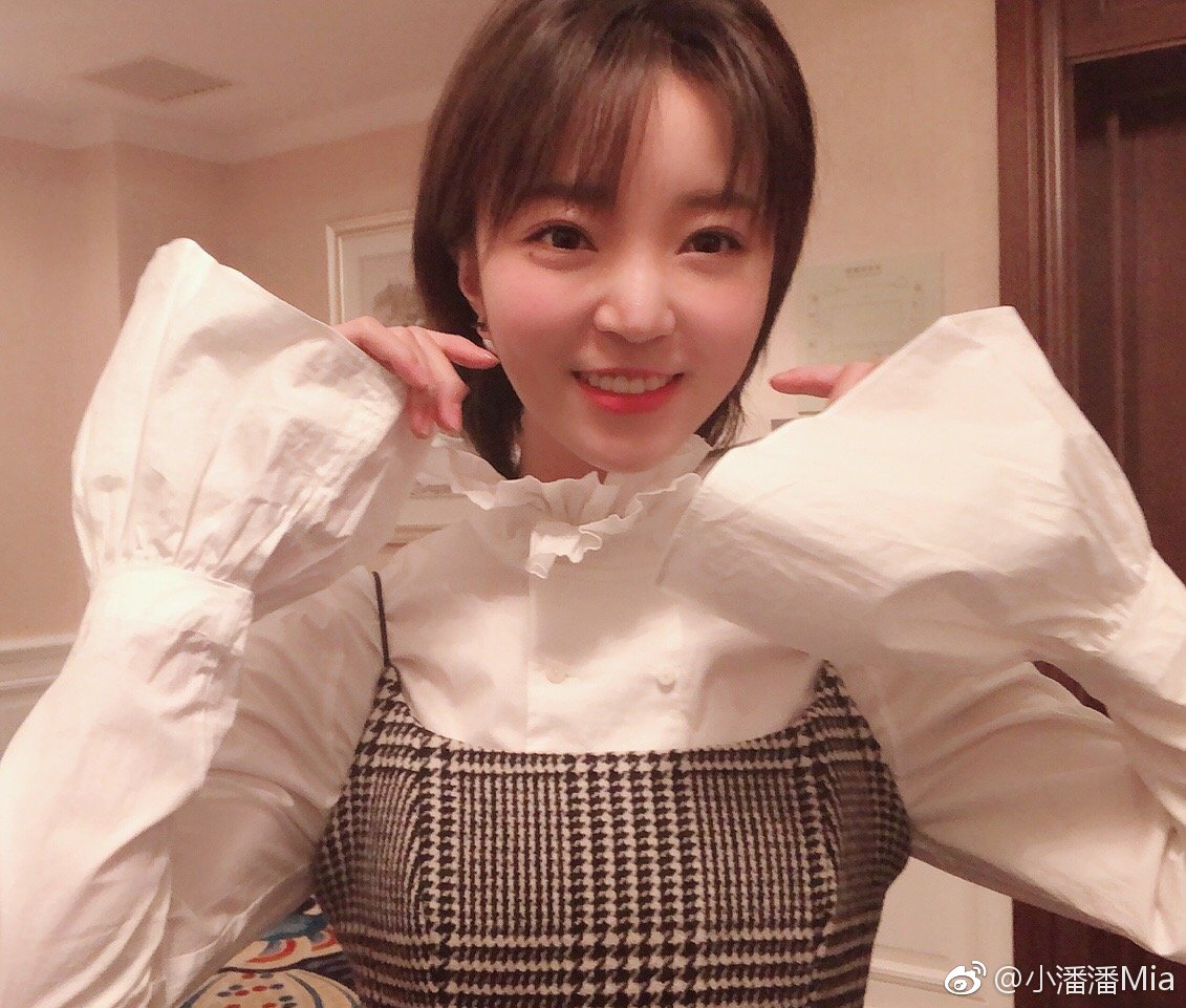 学猫叫小潘潘(潘文凤)性感黑丝袜美腿超短裙高跟诱惑[10]