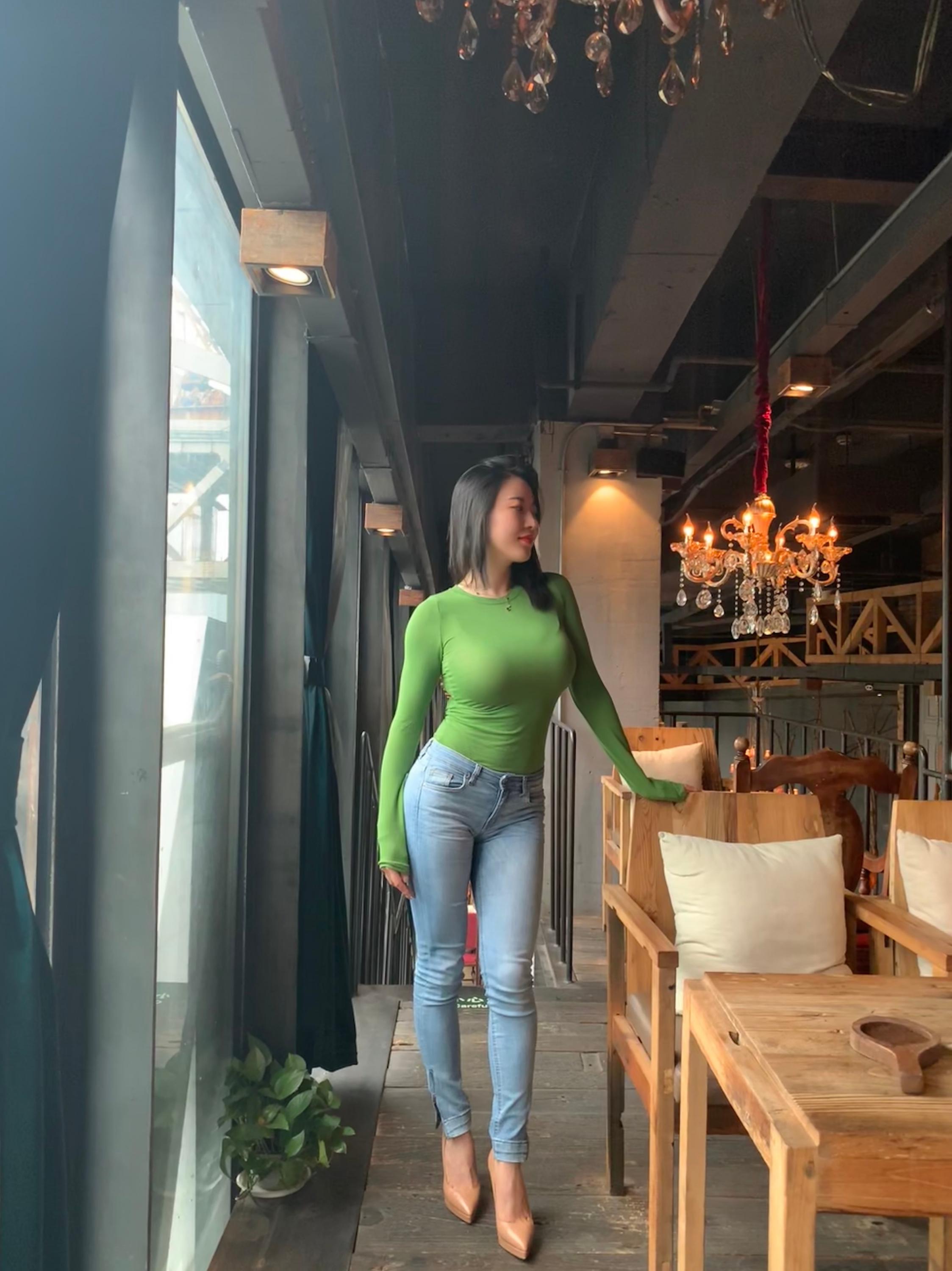疑似刘强东性侵门事件女主蒋聘婷紧身上衣牛仔裤高跟前凸后翘性感火辣[4]