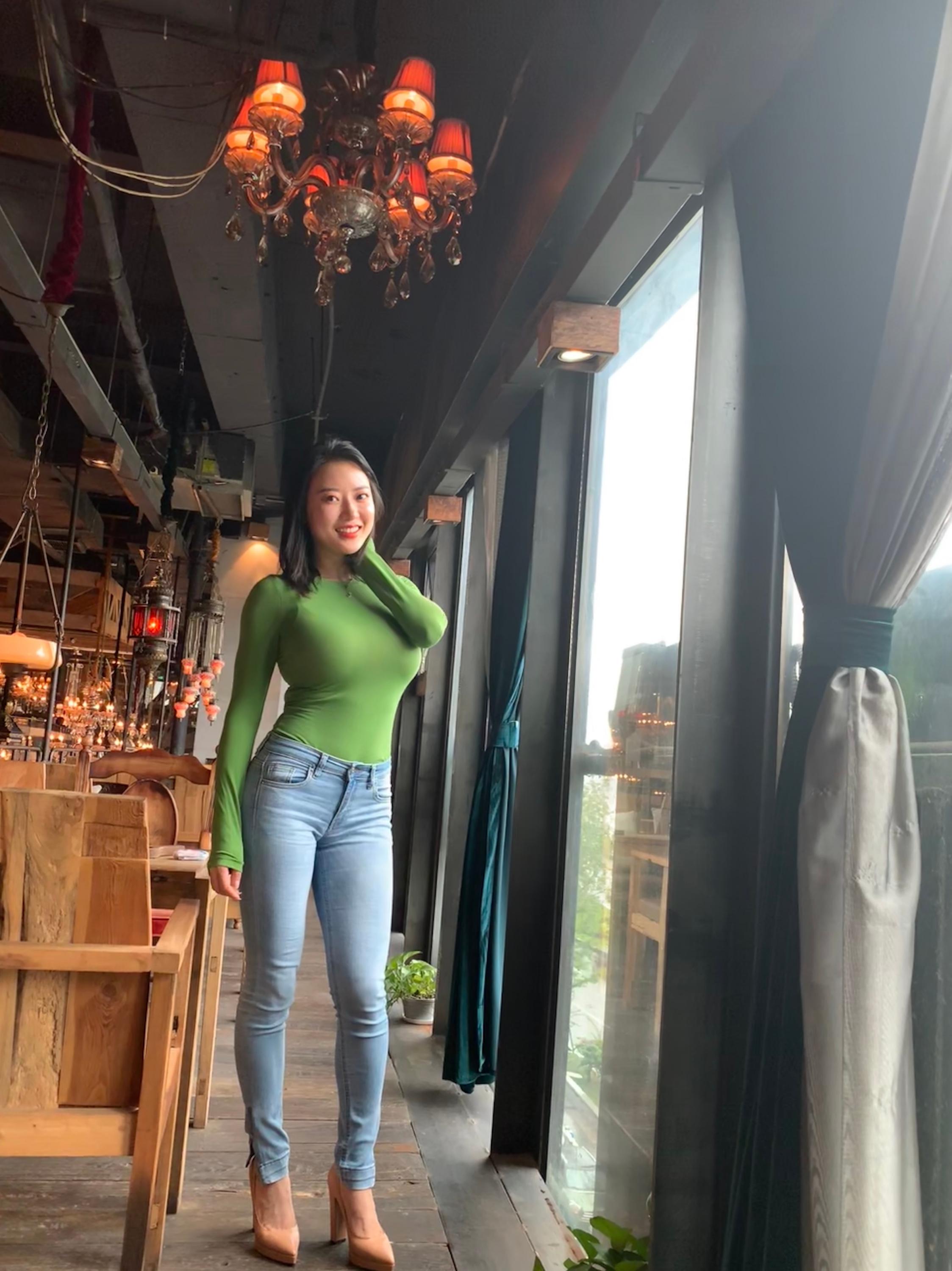 疑似刘强东性侵门事件女主蒋聘婷紧身上衣牛仔裤高跟前凸后翘性感火辣[6]