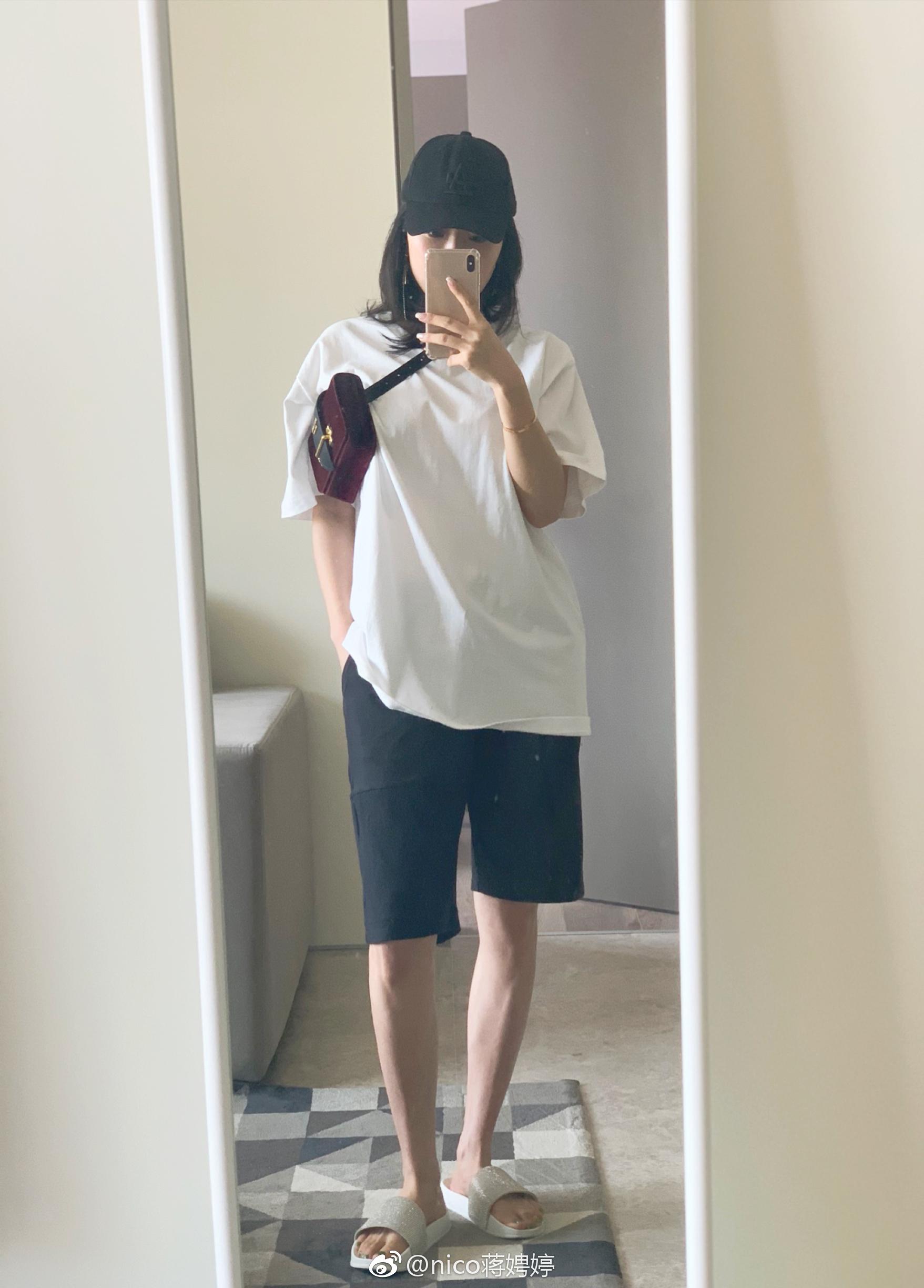 疑似刘强东性侵门事件女主蒋聘婷镜前自拍衣服秀完美身材[4]